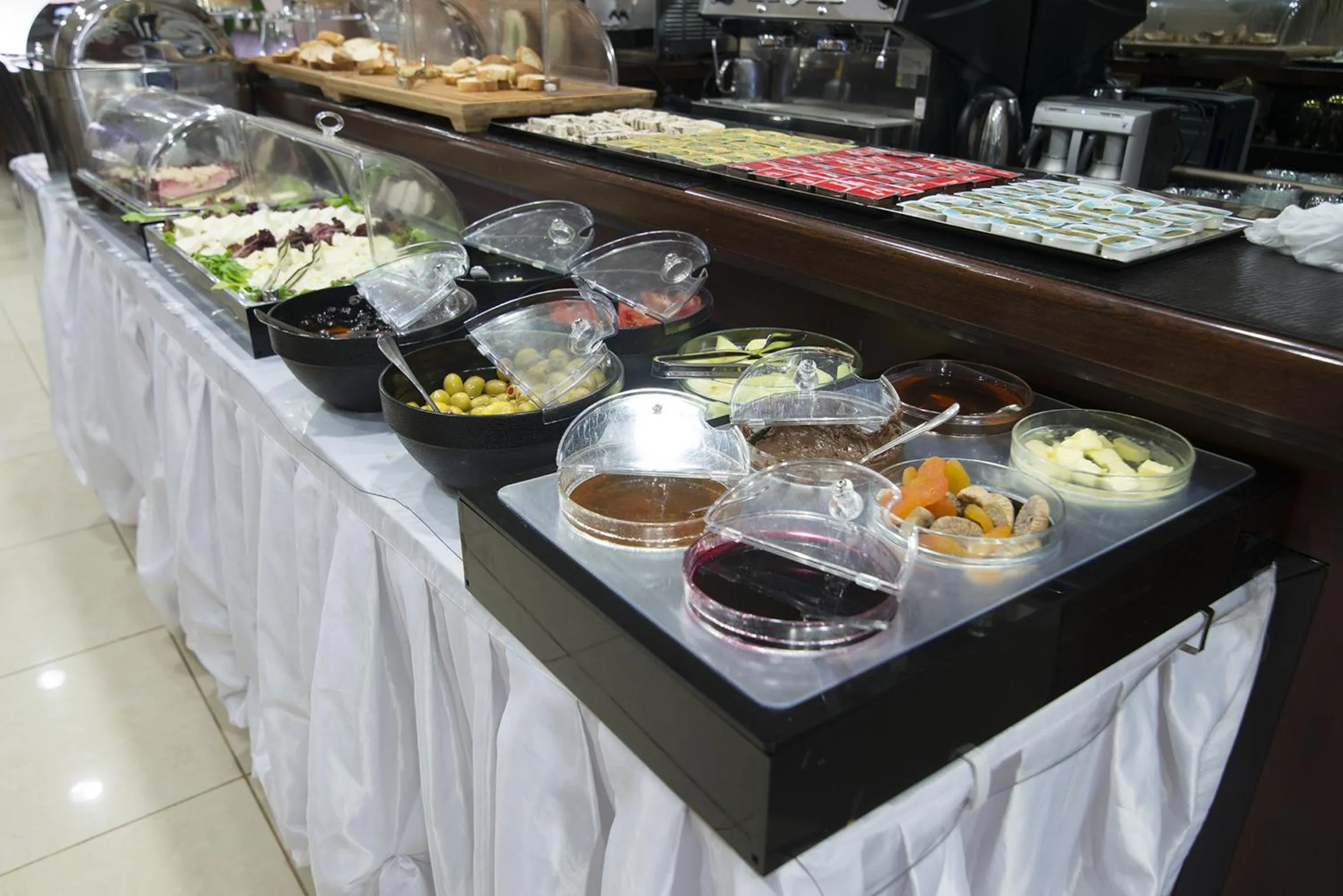 Restaurant/places to eat in Cumbali Suite Hotel