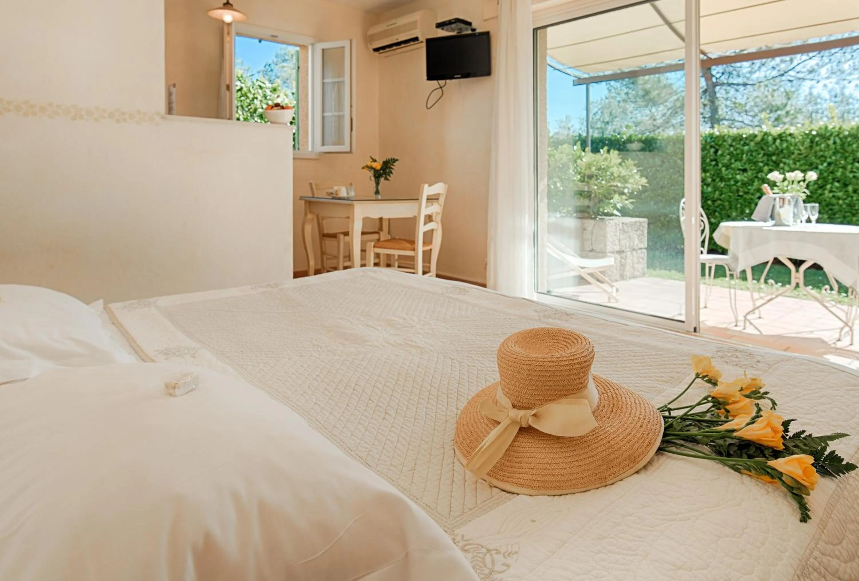 Balcony/Terrace, Bed in La Résidence du Moulin