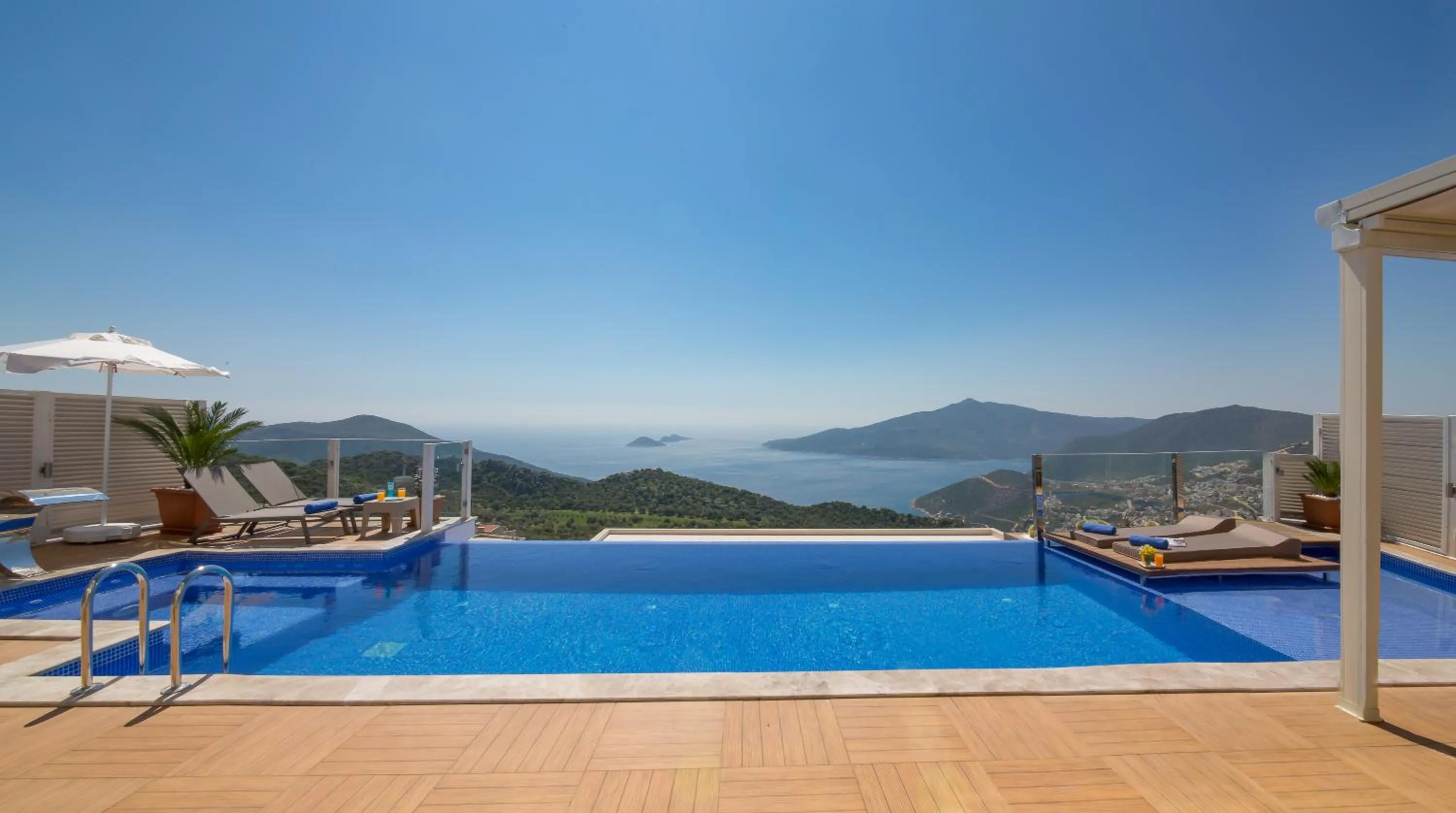 Pool view in Villa La Mer Azur