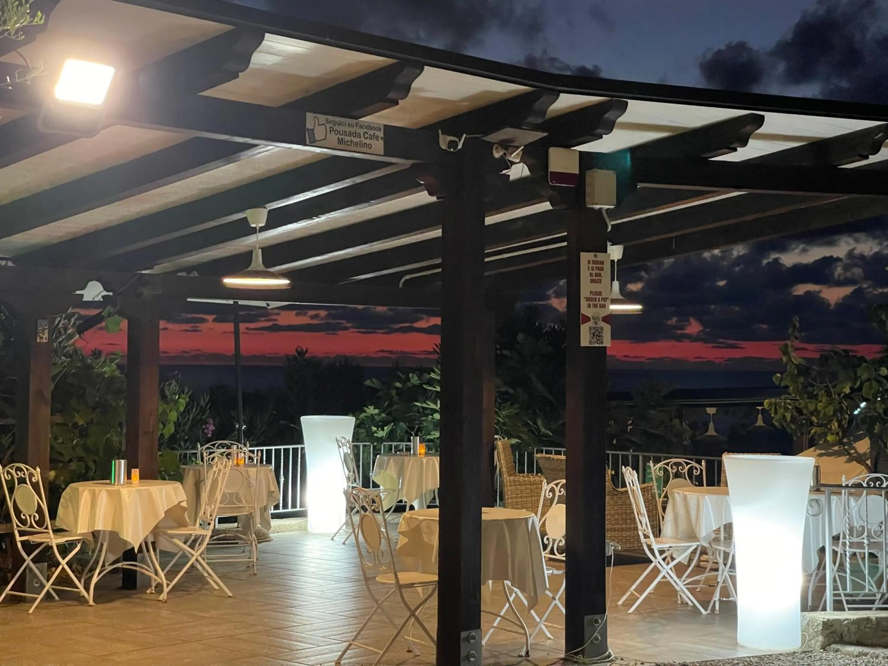 Restaurant/places to eat in Appartamenti Pousada Michelino