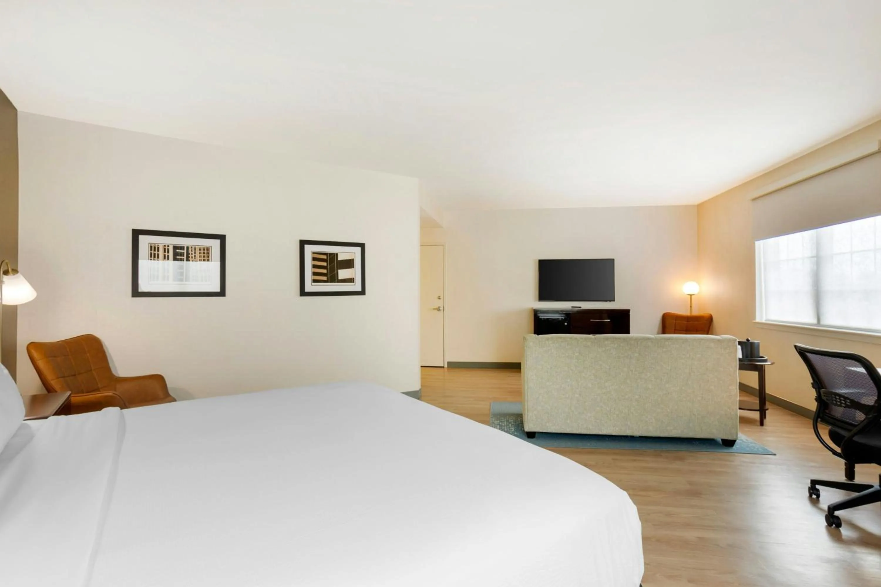 Photo of the whole room, Bed in The Prussia Hotel