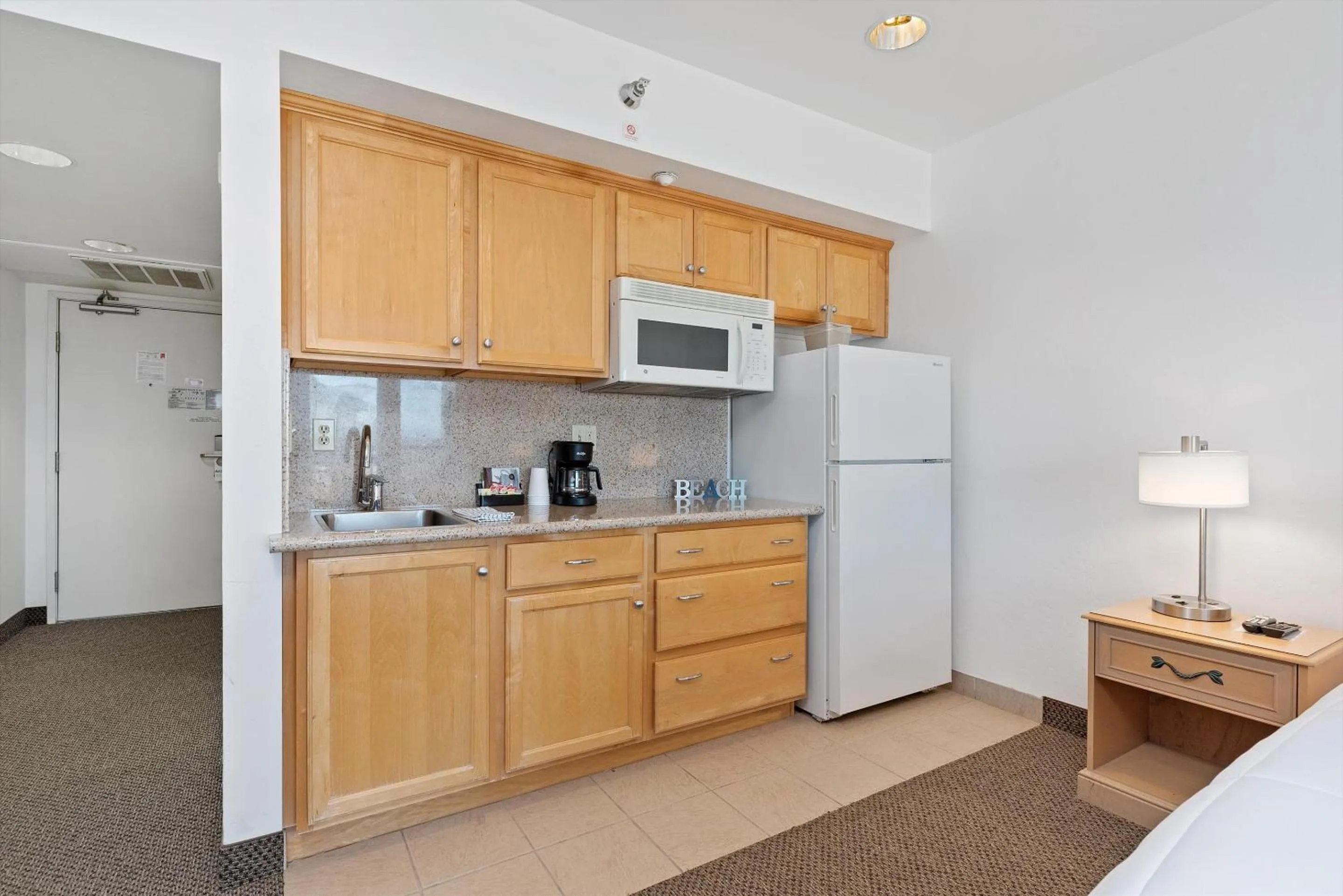 Kitchen or kitchenette, Bed in Beach House Inn & Suites