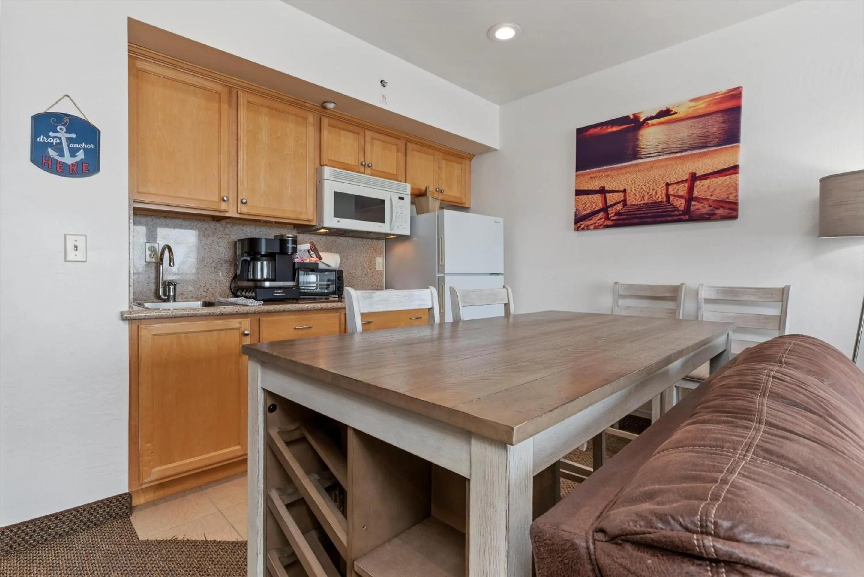 Kitchen or kitchenette in Beach House Inn & Suites