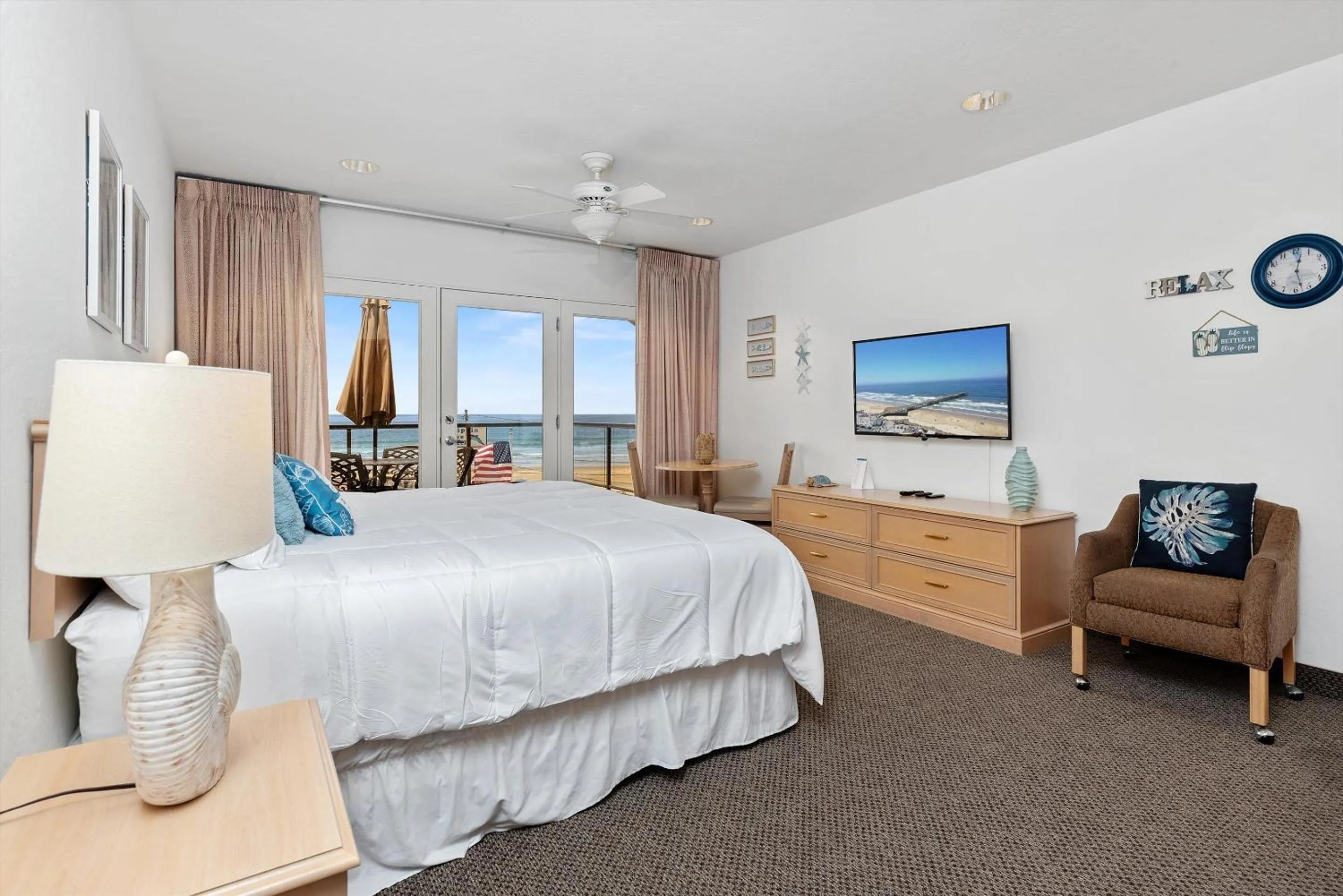 Photo of the whole room, Bed in Beach House Inn & Suites