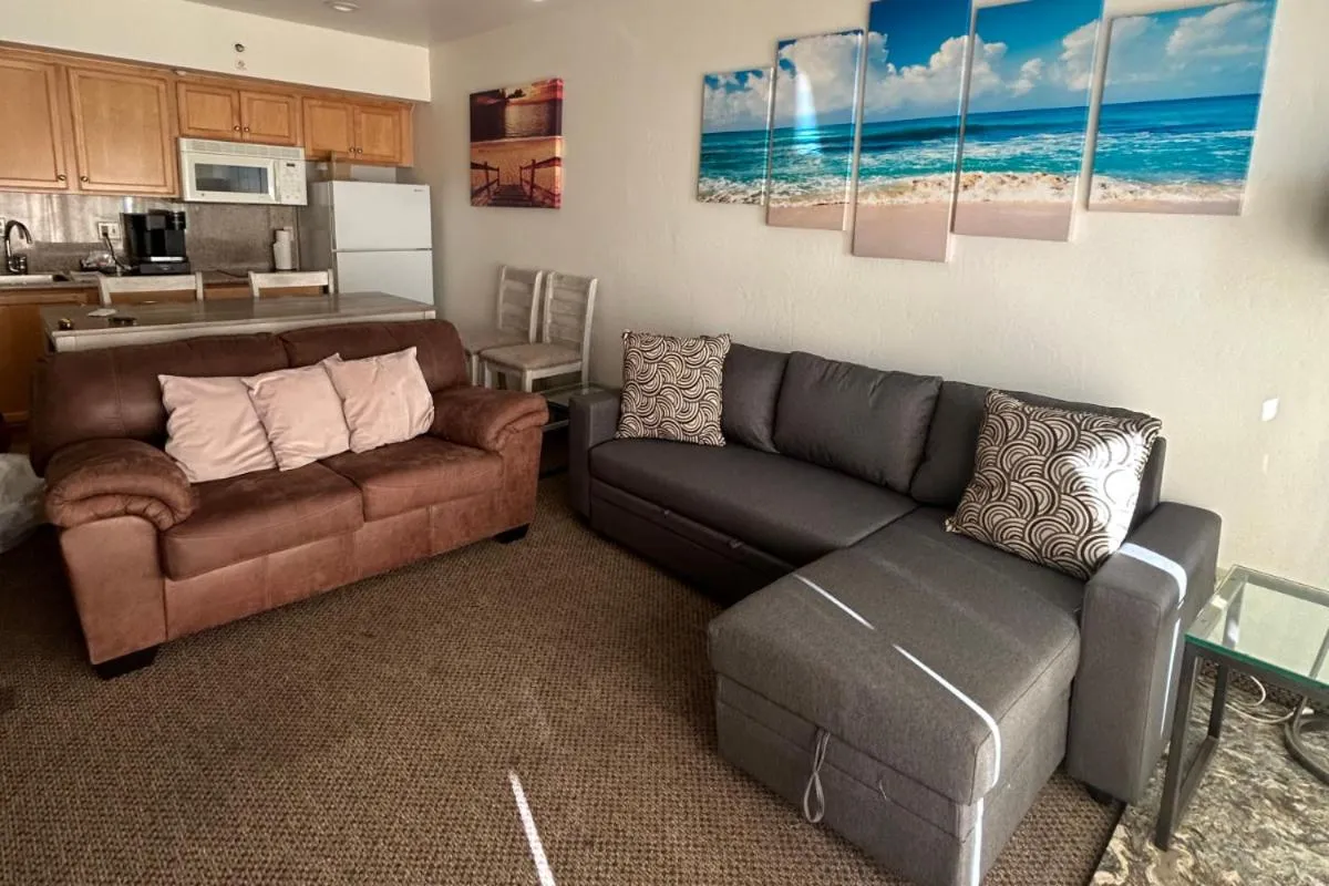 Living room in Beach House Inn & Suites