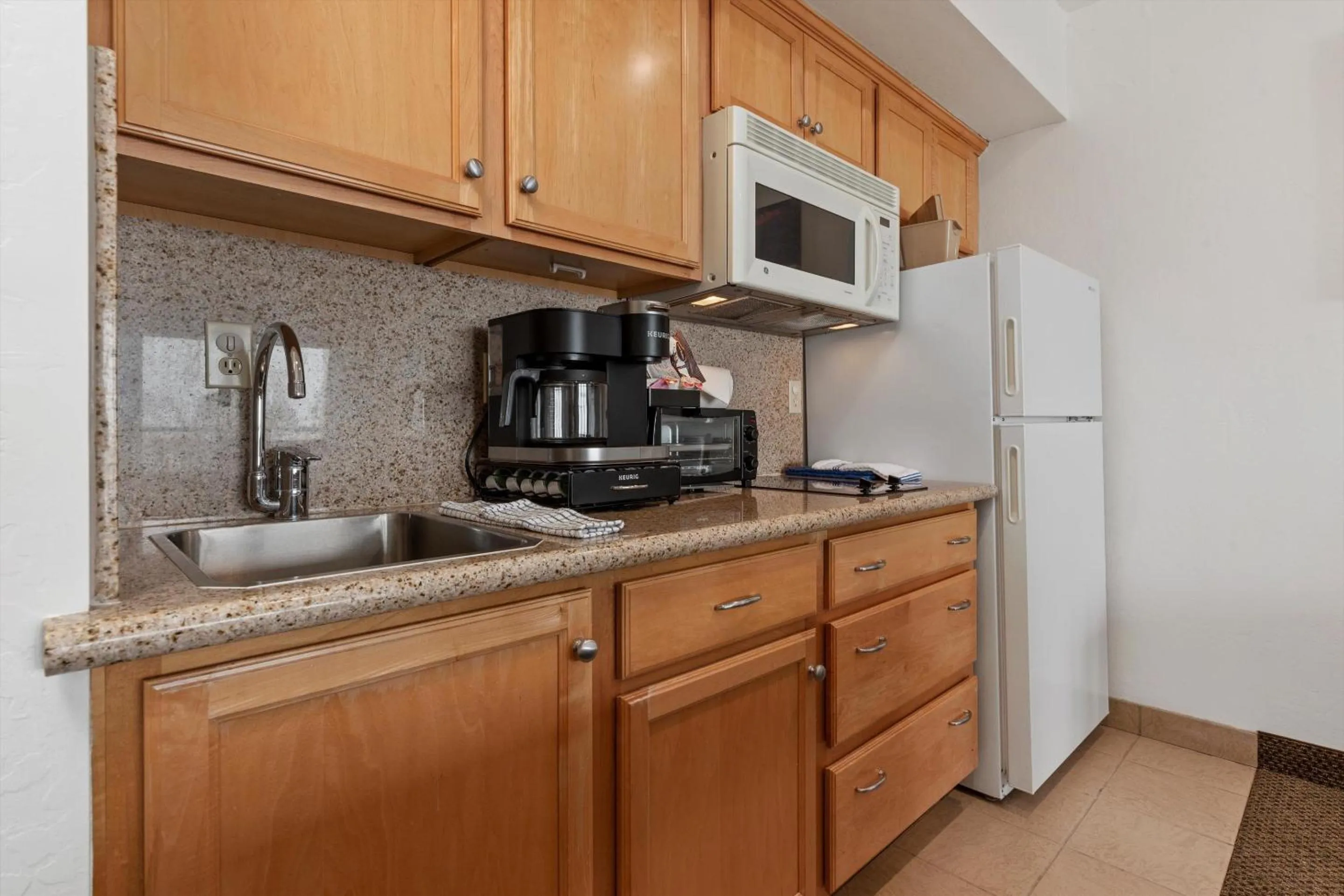 Coffee/tea facilities in Beach House Inn & Suites