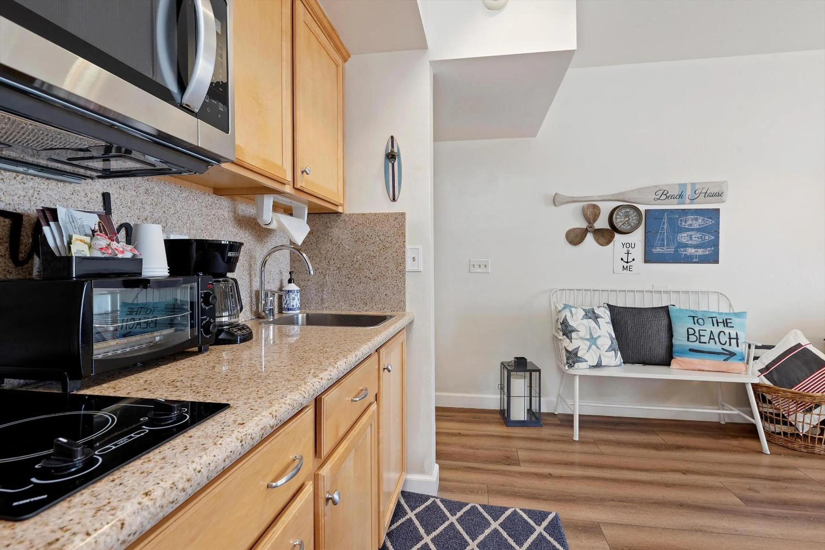 Coffee/tea facilities in Beach House Inn & Suites