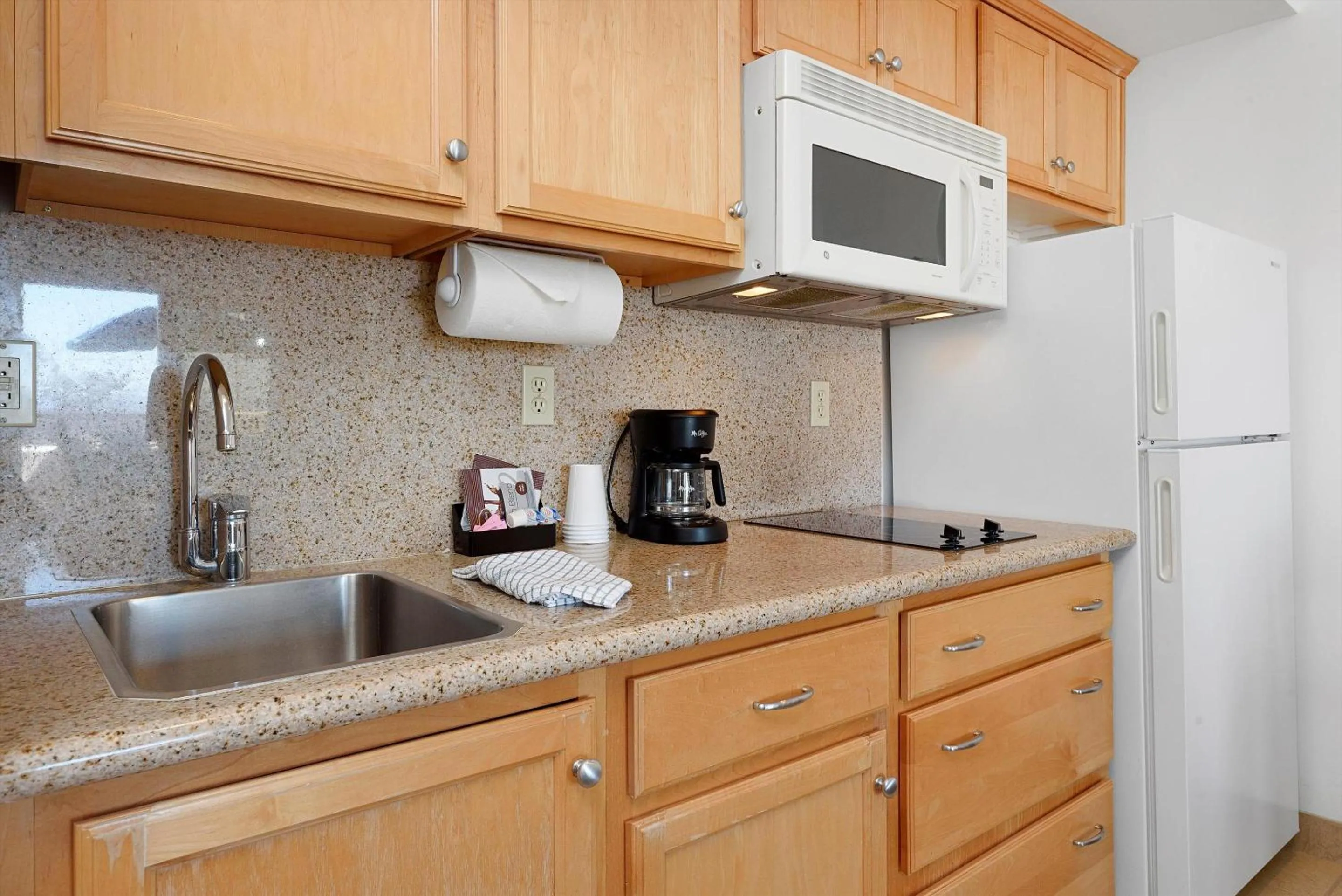 Kitchen or kitchenette in Beach House Inn & Suites