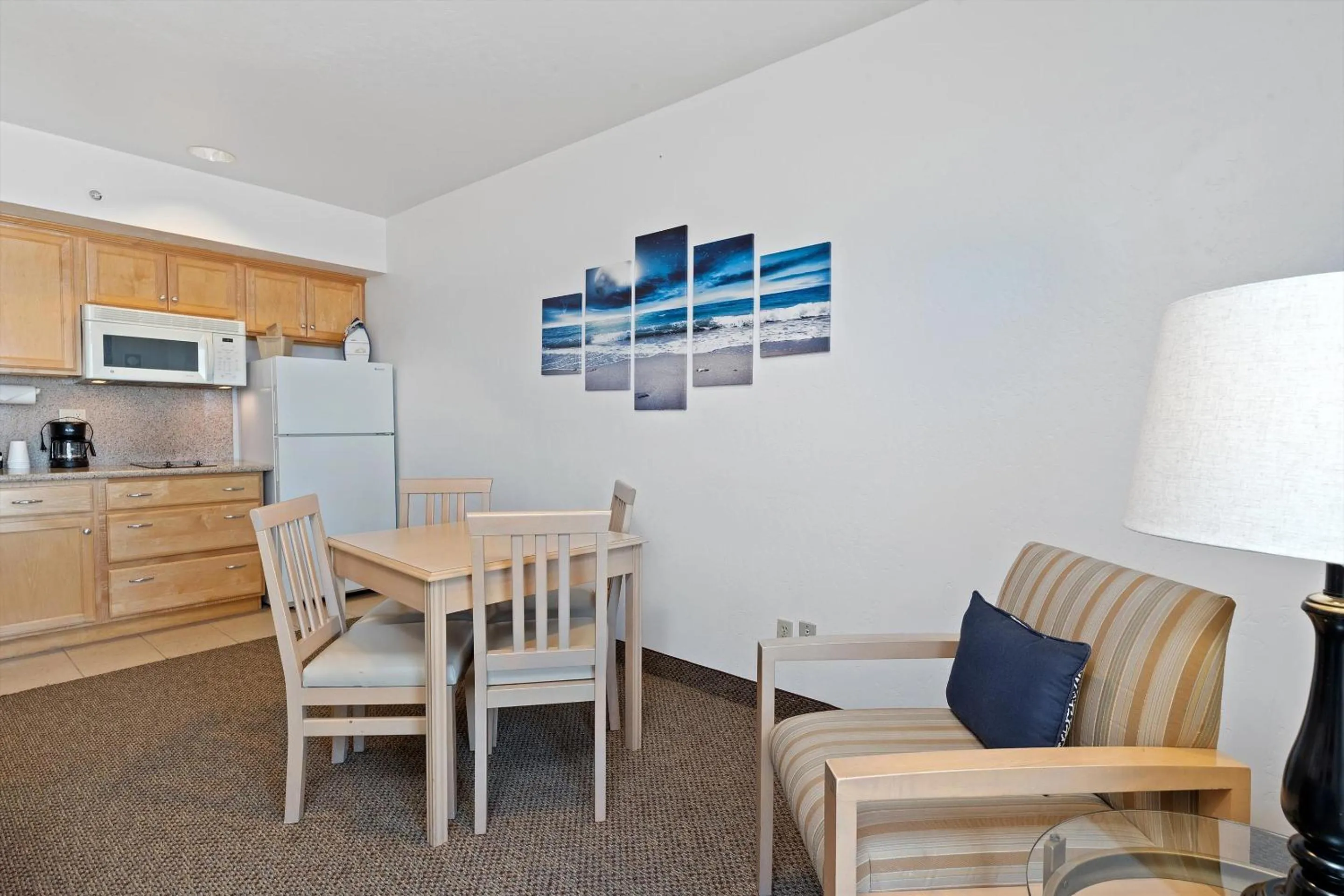 Dining area in Beach House Inn & Suites