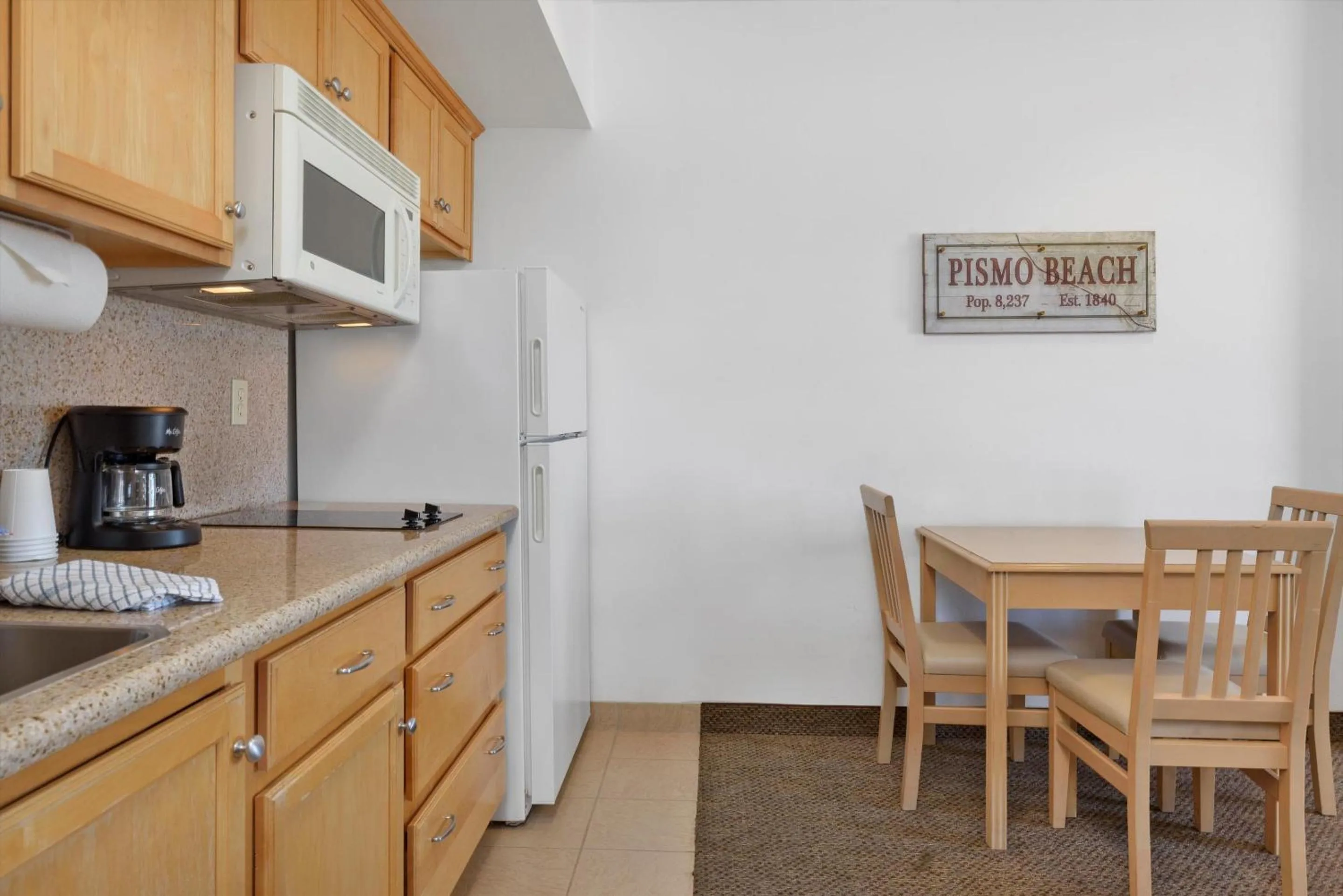 Kitchen or kitchenette in Beach House Inn & Suites