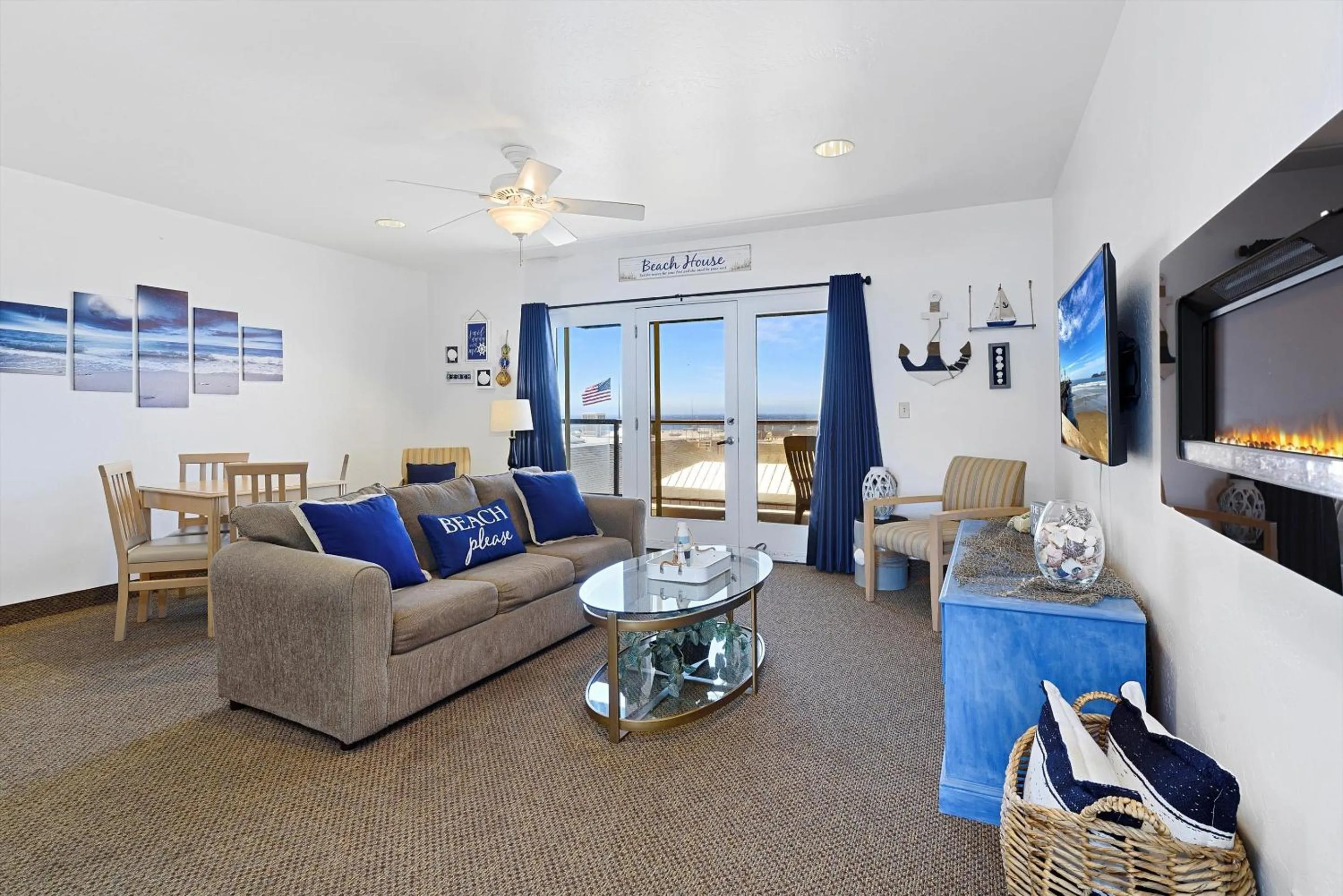 Living room in Beach House Inn & Suites
