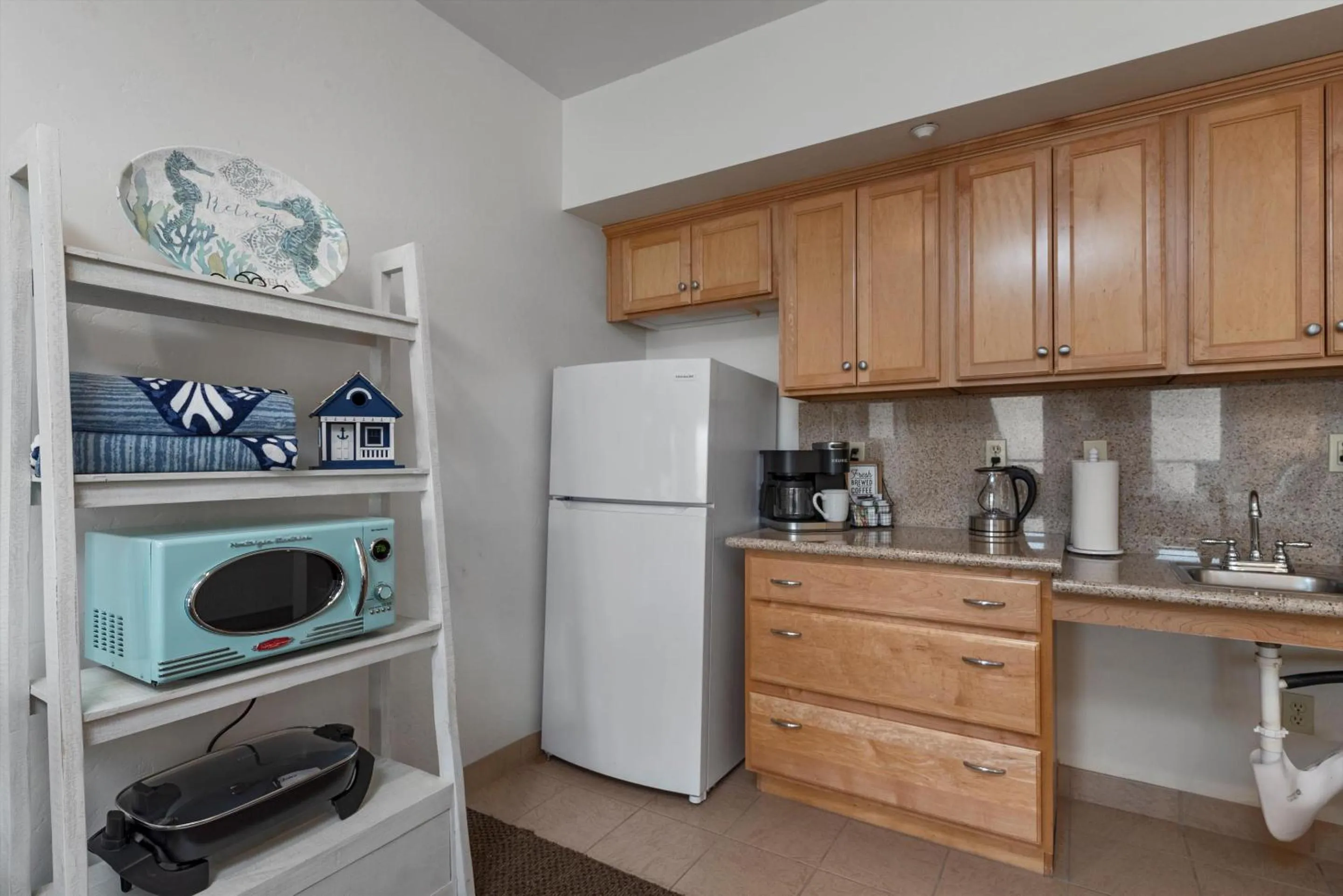 Kitchen or kitchenette in Beach House Inn & Suites