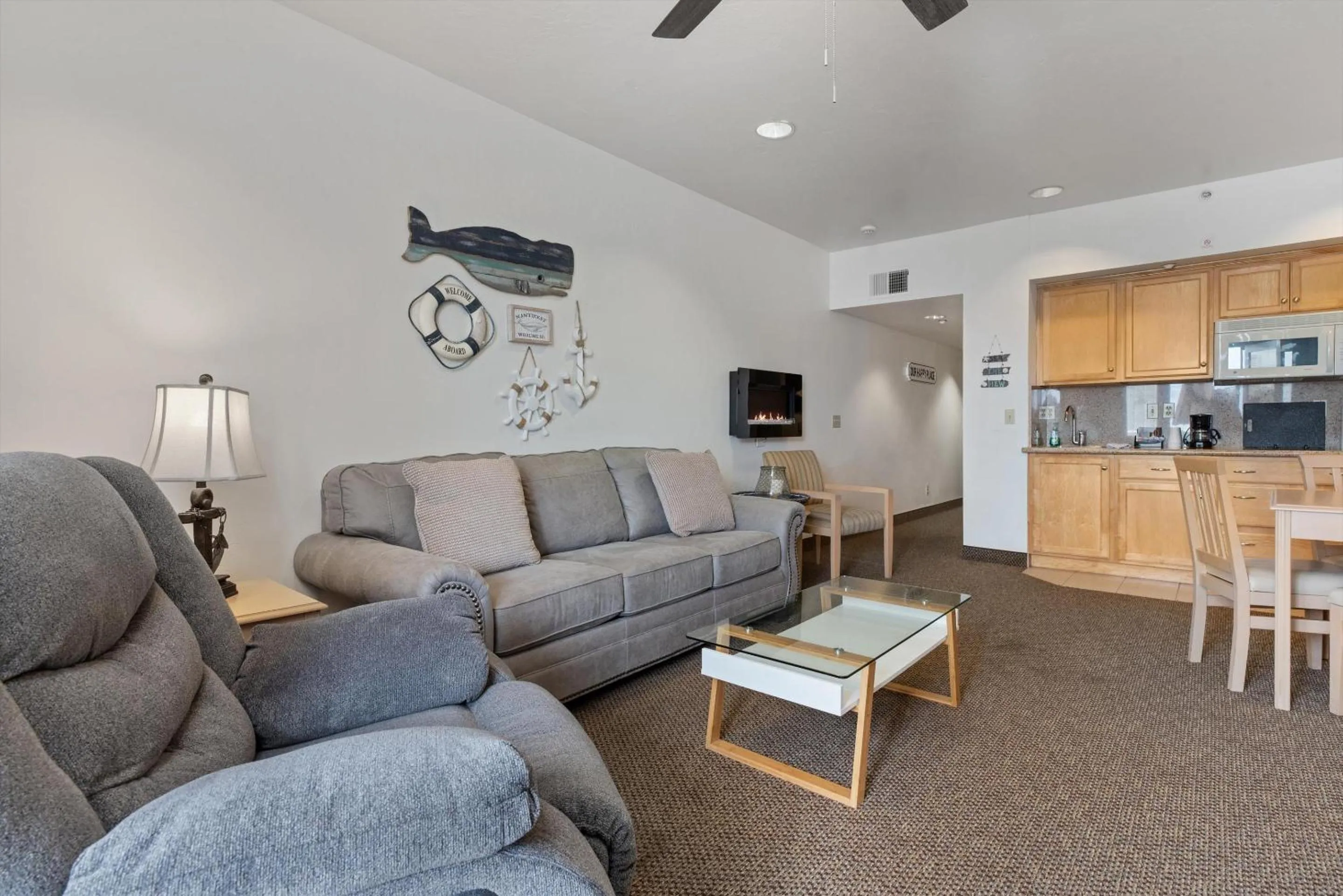 Living room in Beach House Inn & Suites