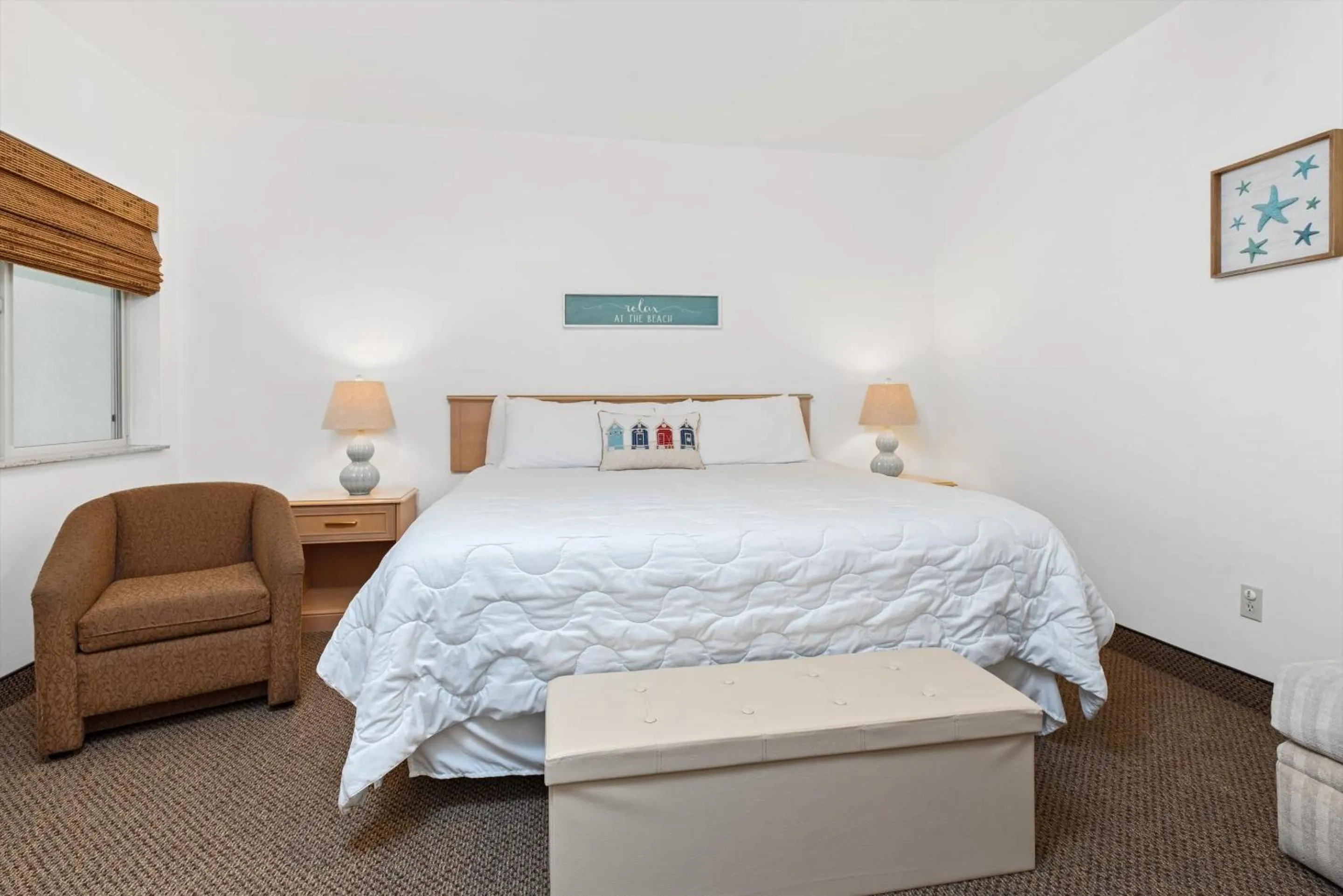 Bedroom, Bed in Beach House Inn & Suites