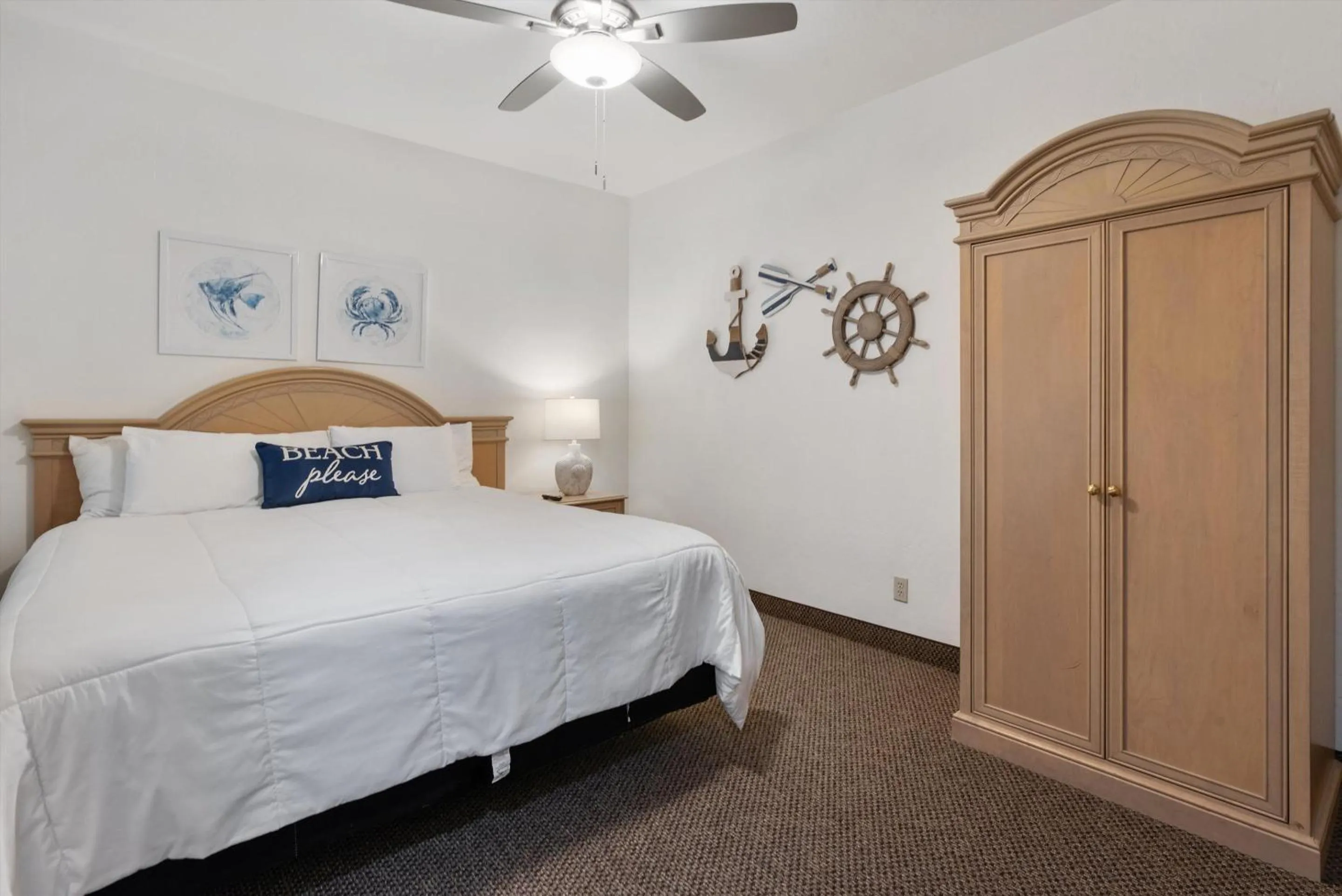 Bedroom, Bed in Beach House Inn & Suites