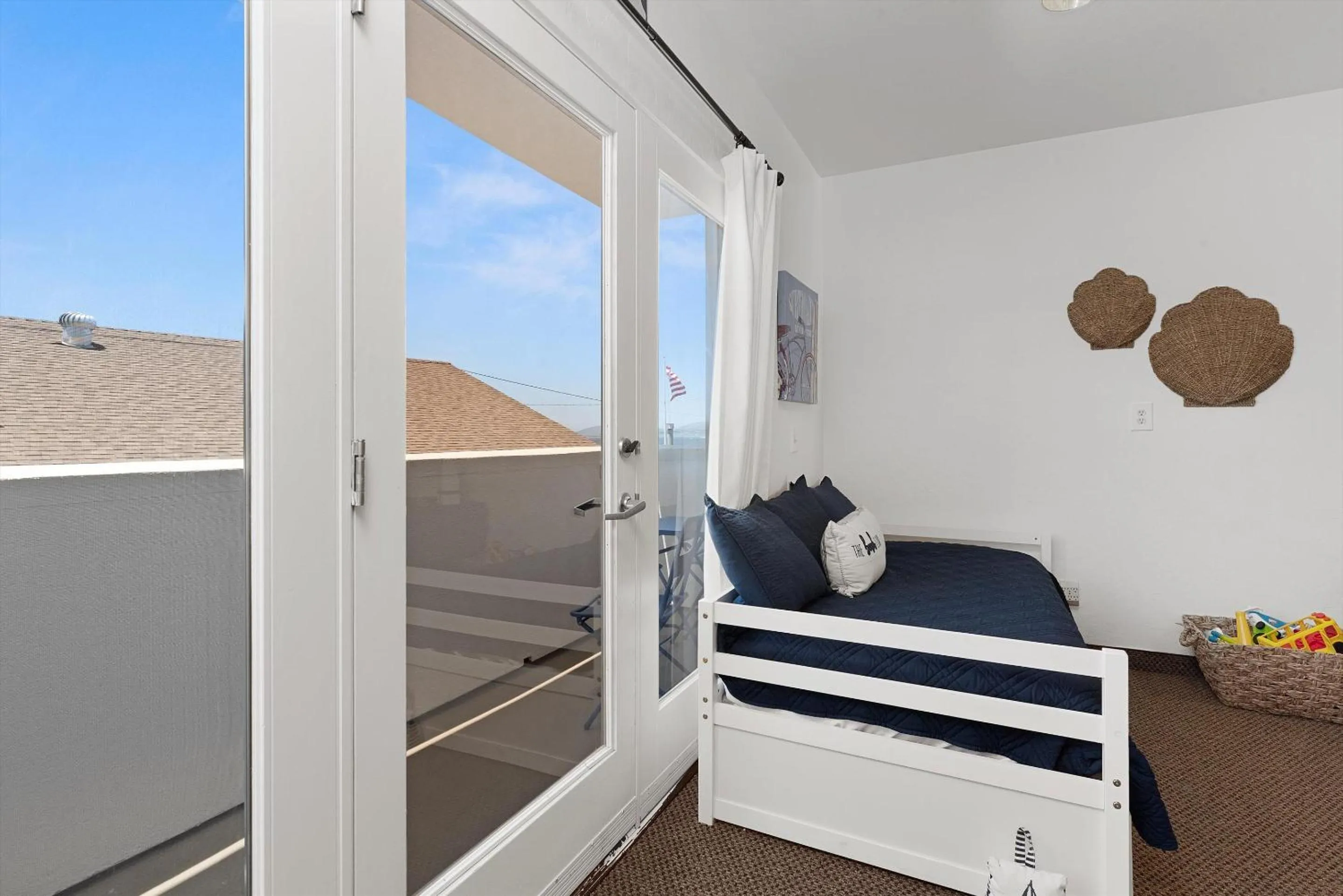 Balcony/Terrace, Bed in Beach House Inn & Suites