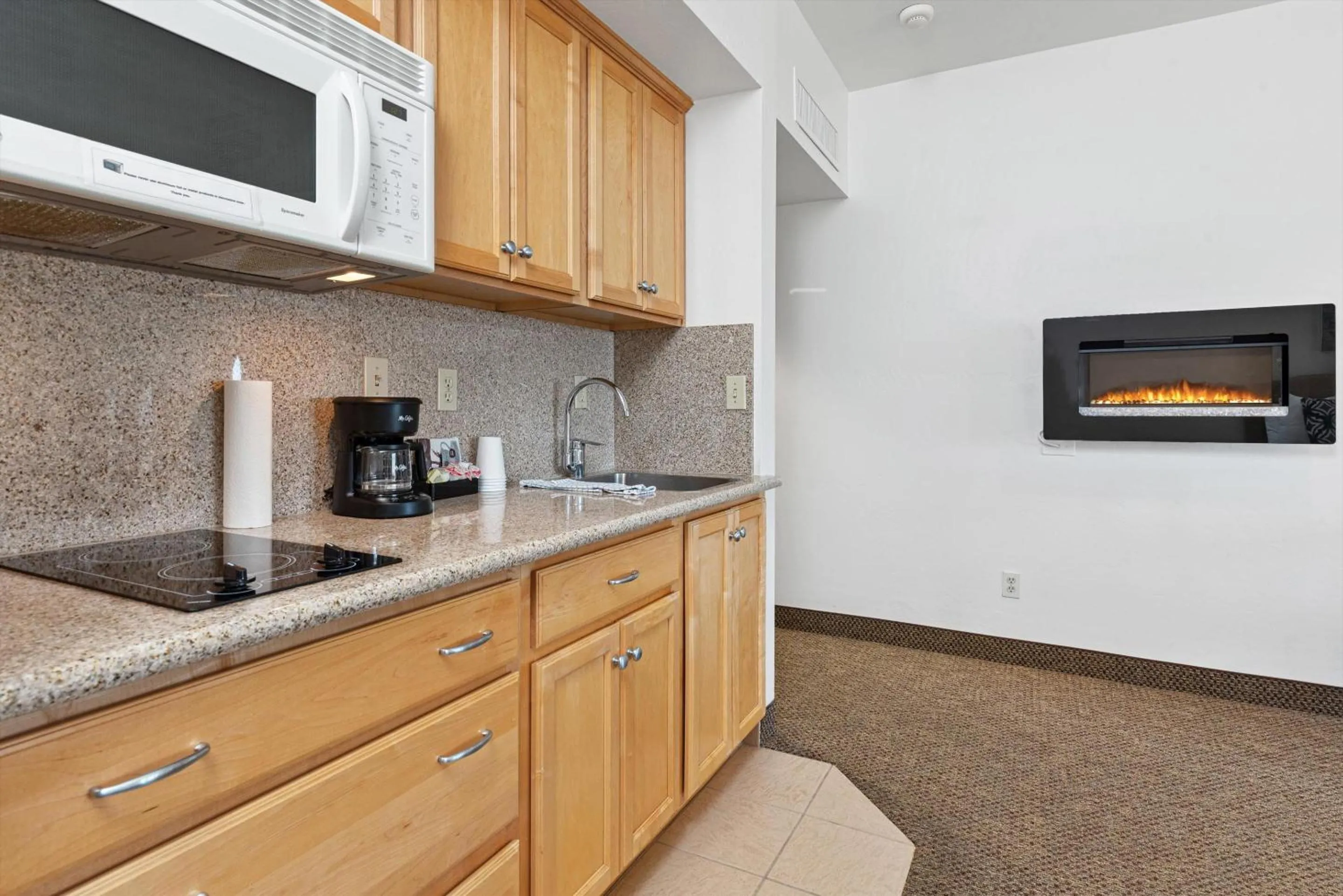 Kitchen or kitchenette in Beach House Inn & Suites