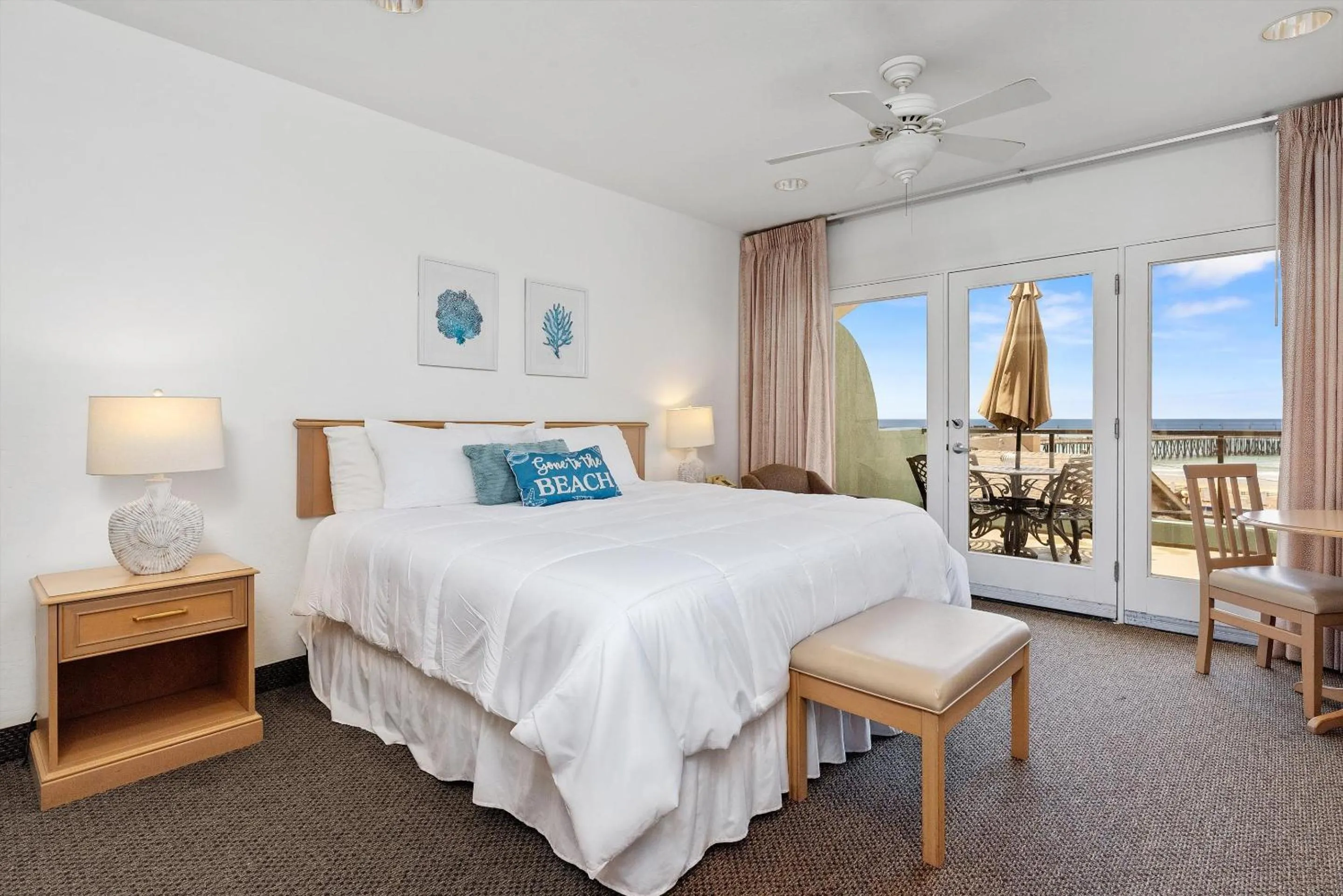 Bedroom, Bed in Beach House Inn & Suites