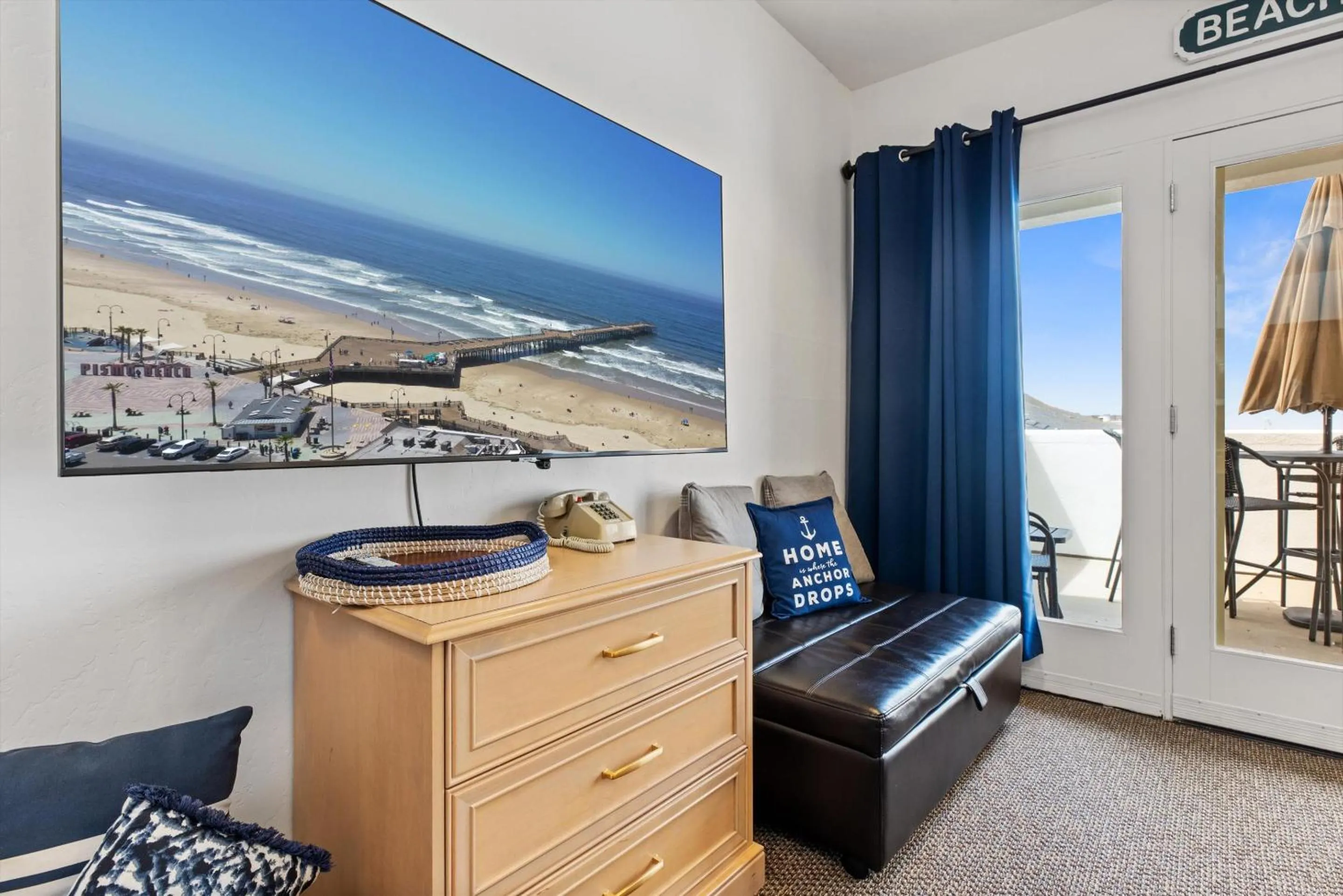 Living room in Beach House Inn & Suites