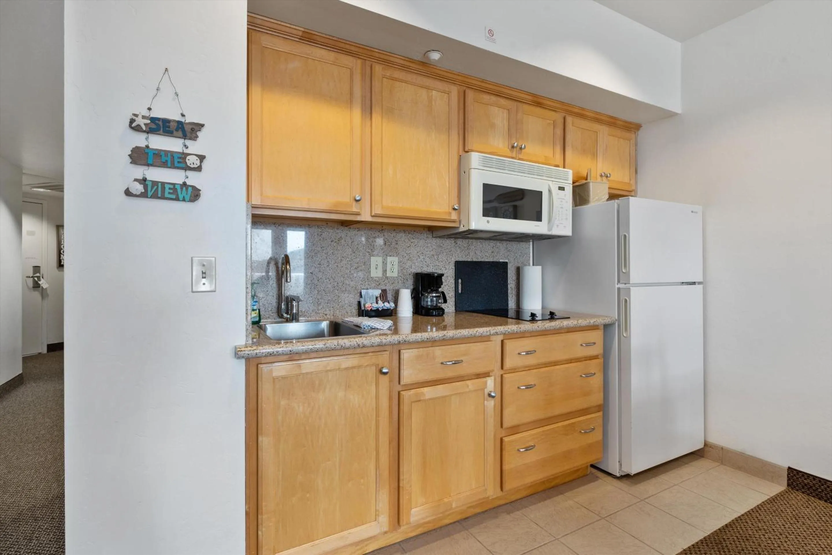 Kitchen or kitchenette in Beach House Inn & Suites