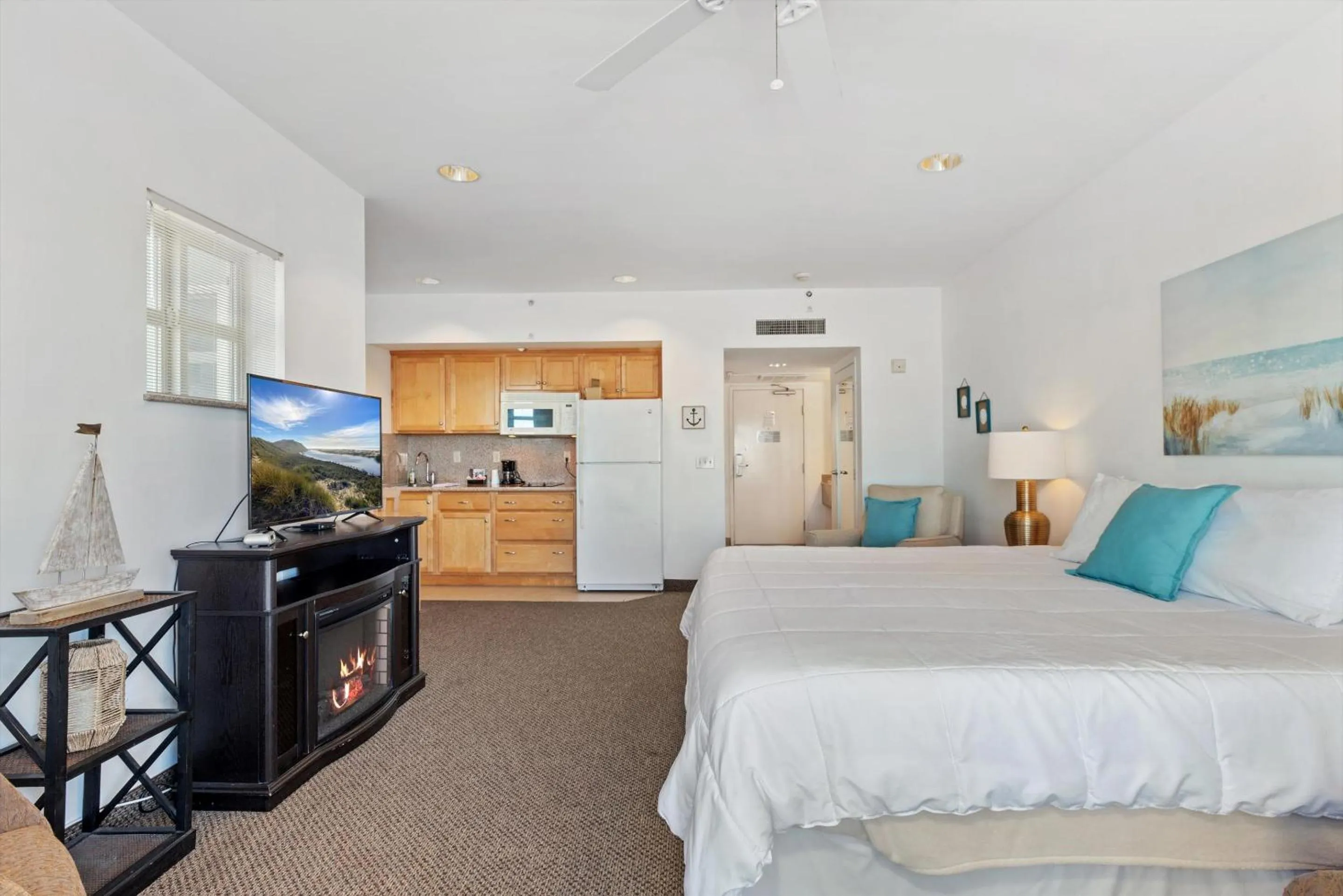 Communal lounge/ TV room, Bed in Beach House Inn & Suites