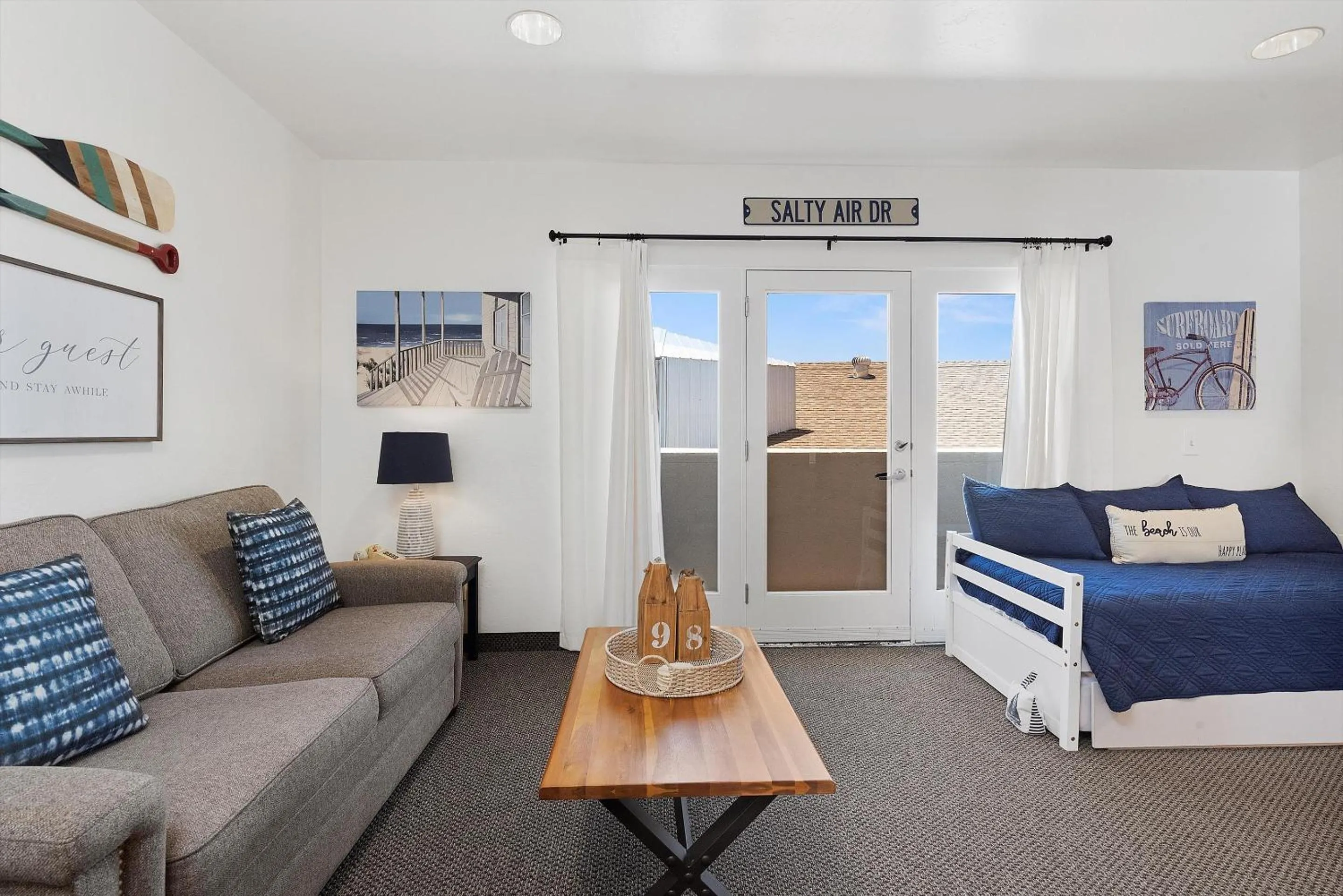 Living room, Bed in Beach House Inn & Suites