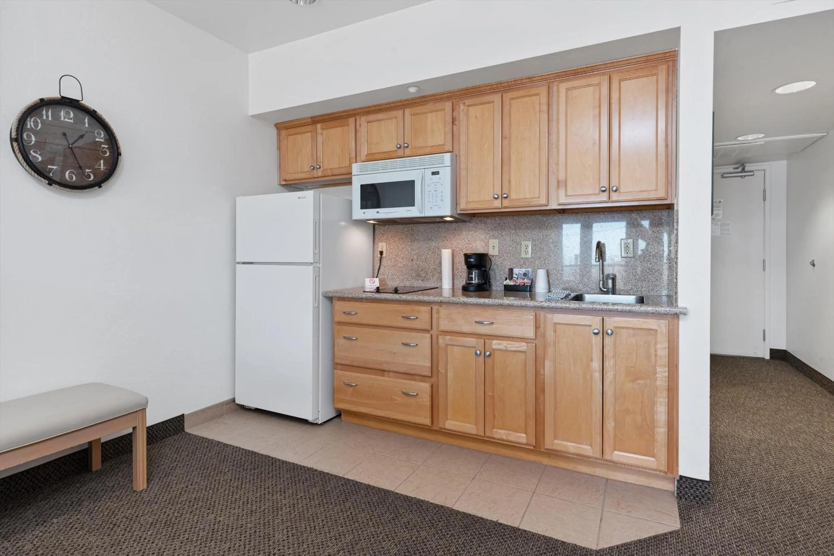 Kitchen or kitchenette in Beach House Inn & Suites