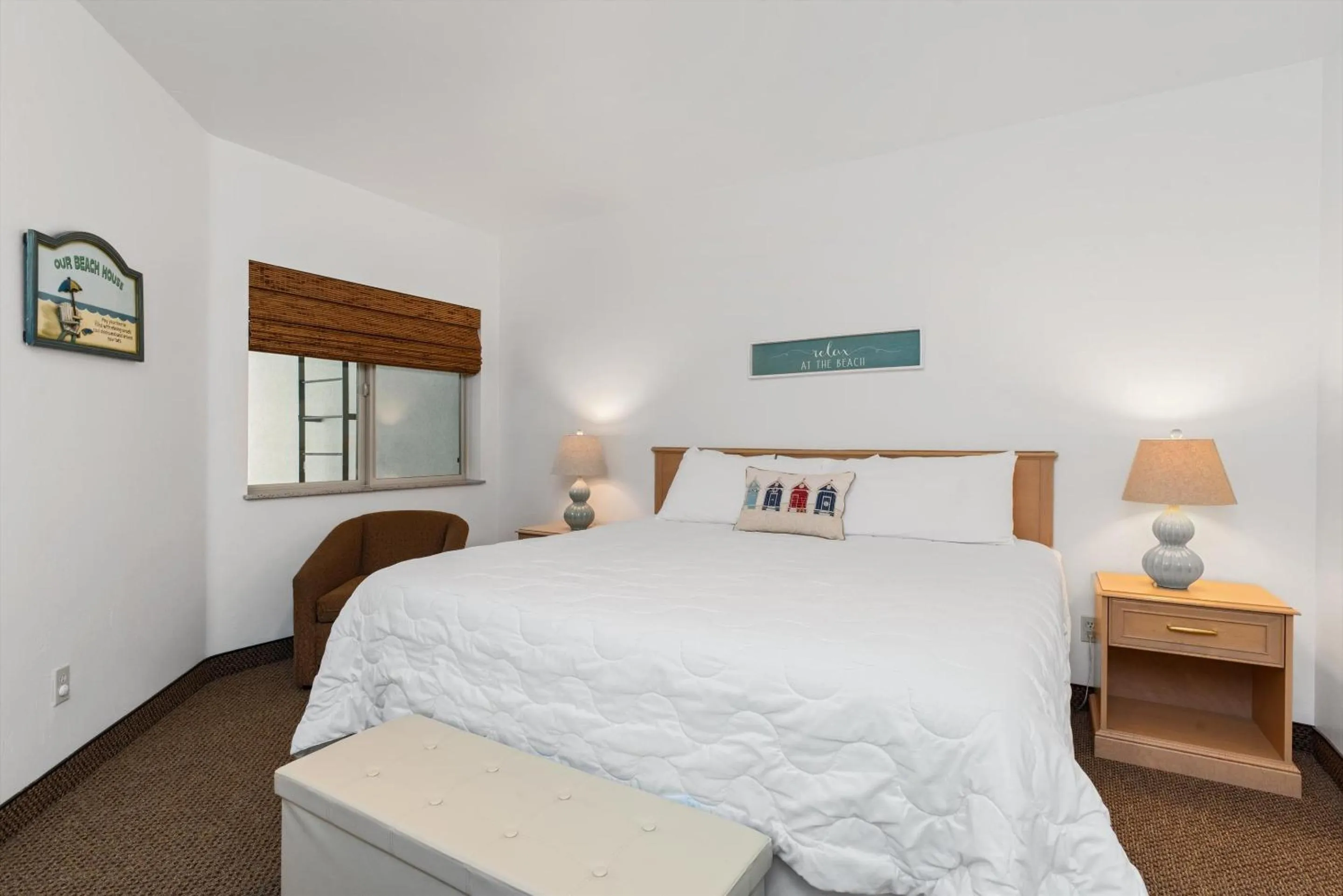 Bedroom, Bed in Beach House Inn & Suites