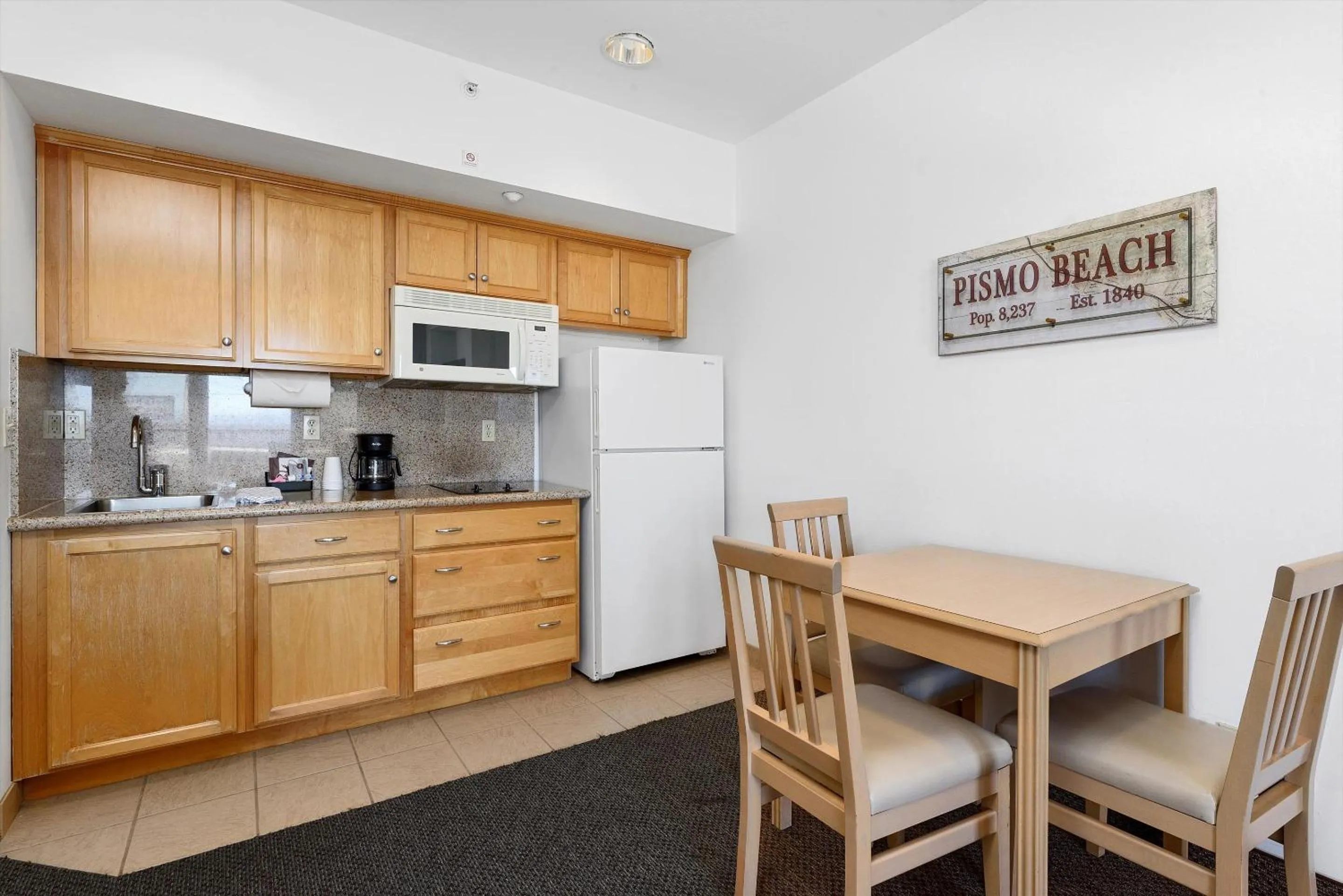 Kitchen or kitchenette in Beach House Inn & Suites