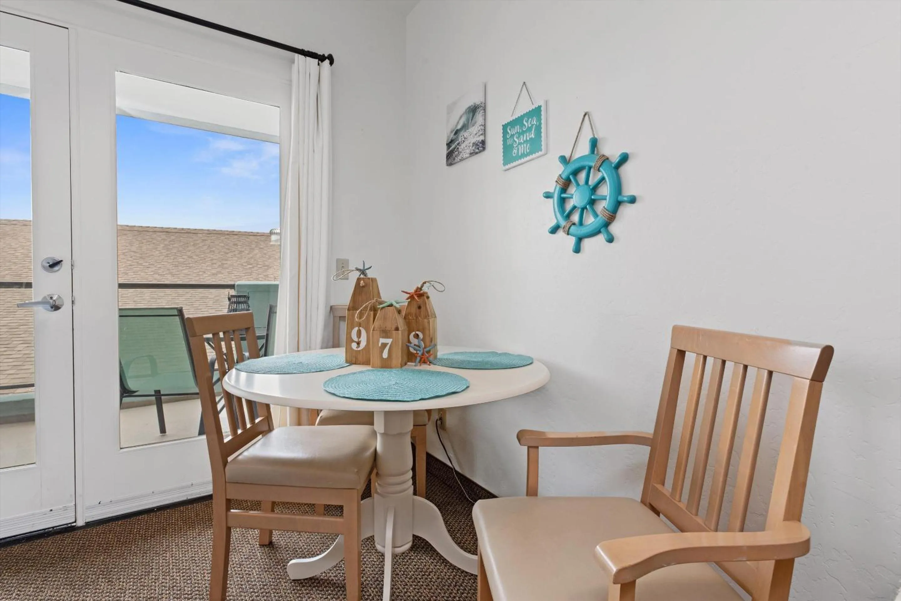 Seating area in Beach House Inn & Suites