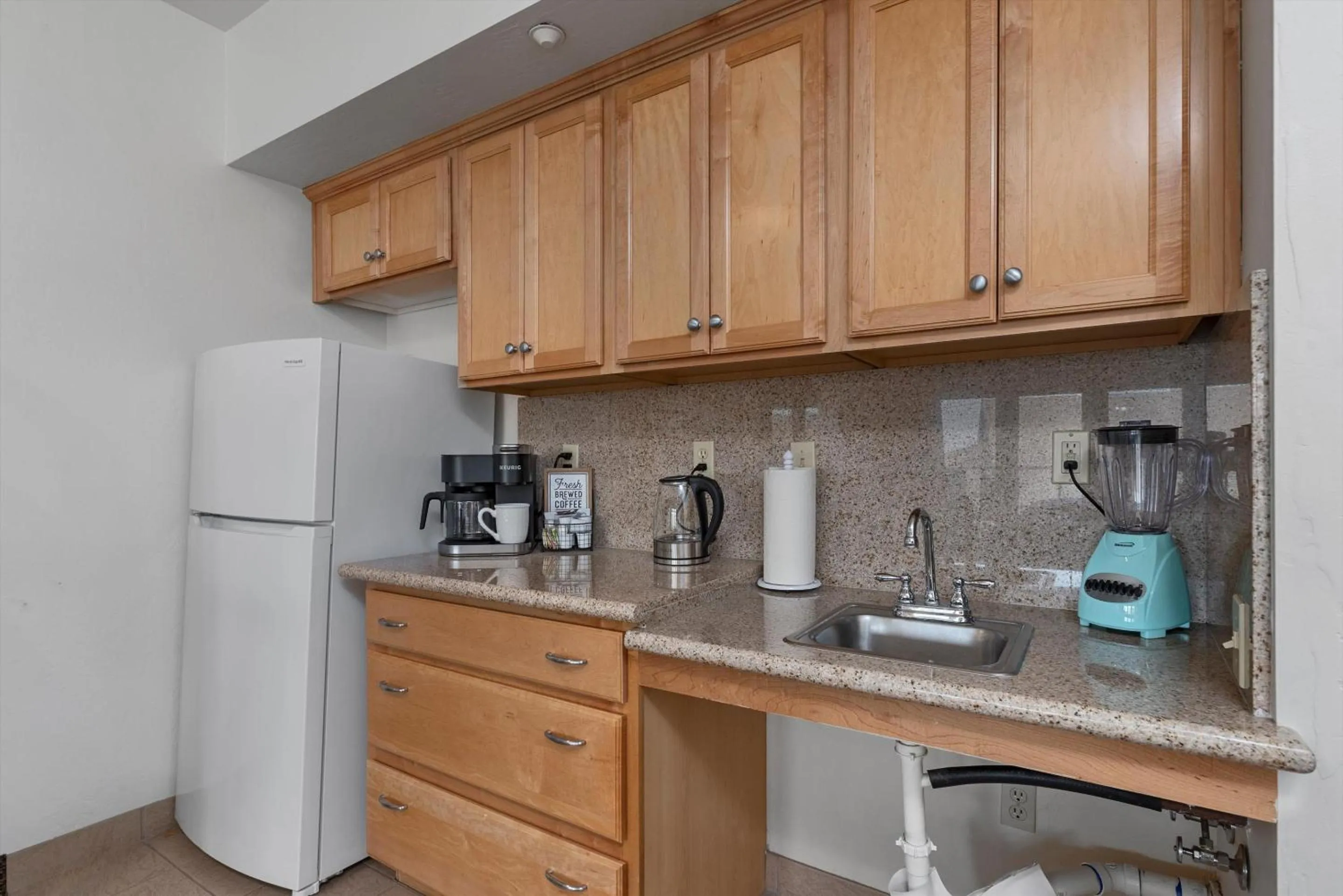 Kitchen or kitchenette in Beach House Inn & Suites