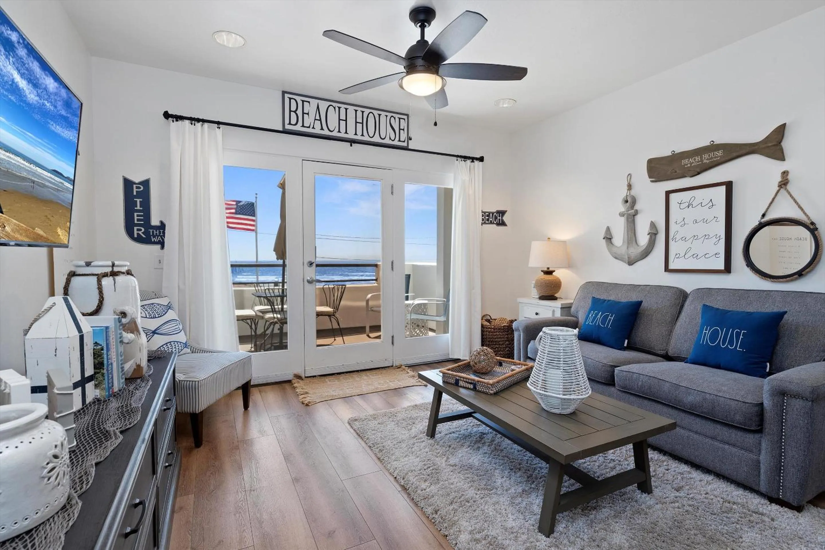 Living room in Beach House Inn & Suites