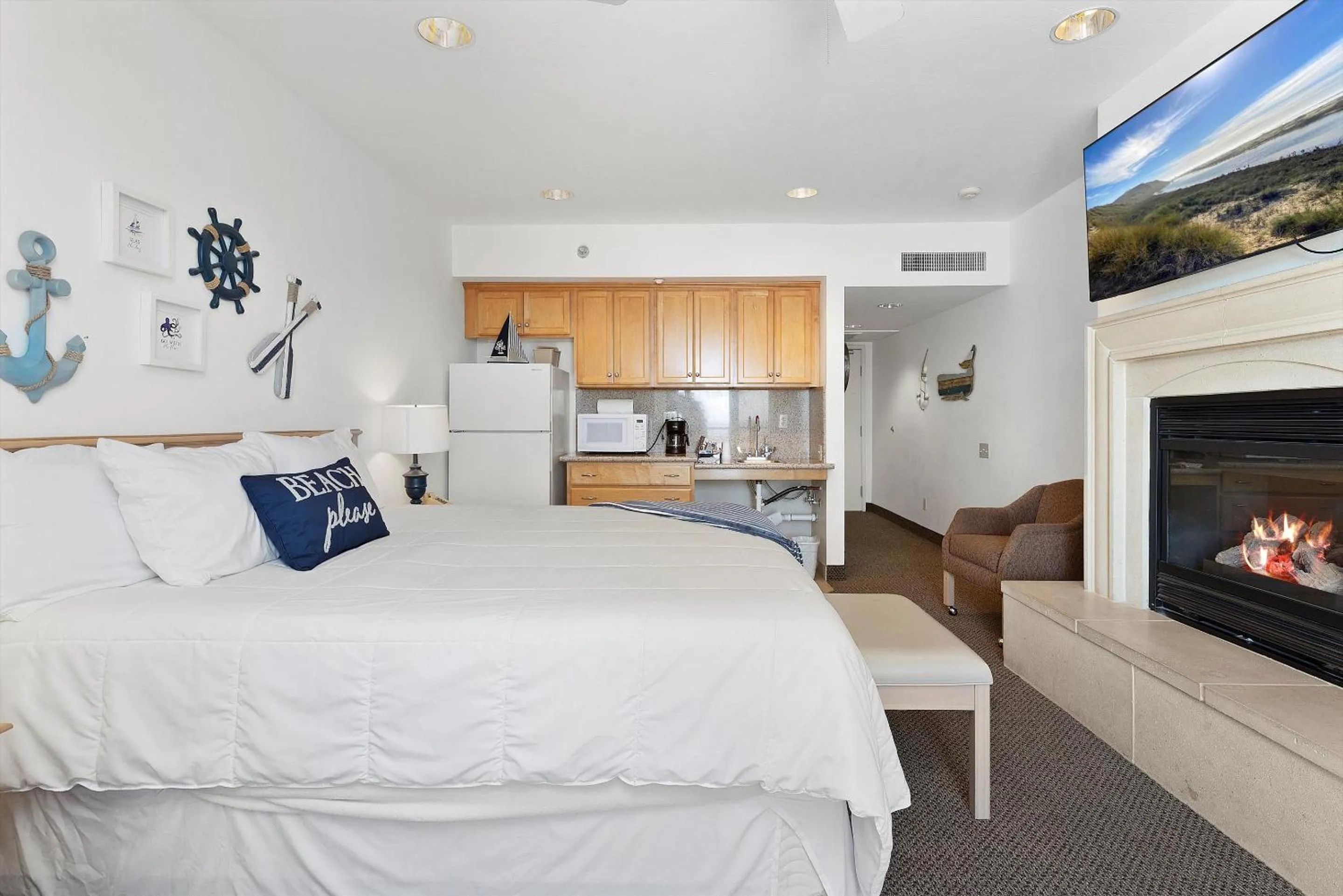 Photo of the whole room, Bed in Beach House Inn & Suites