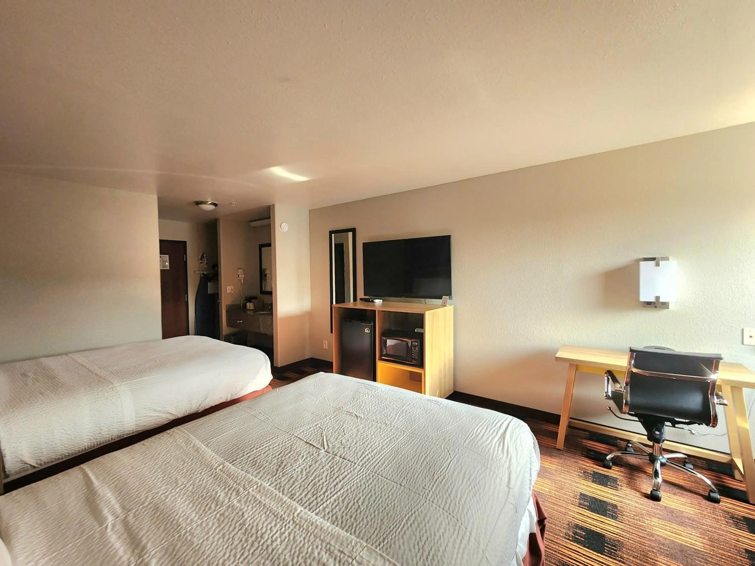 Bedroom, Bed in Days Inn by Wyndham Lumberton