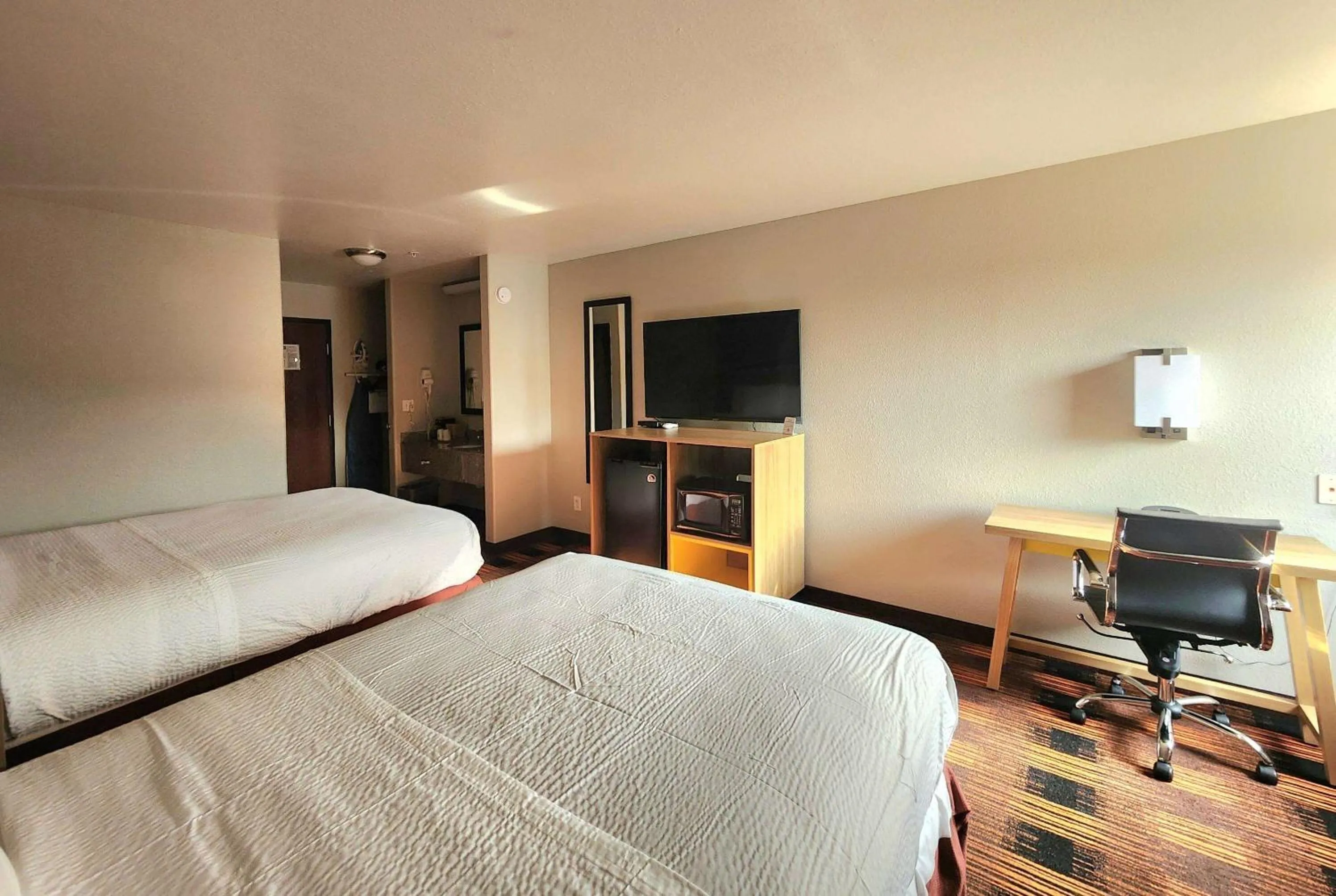 Photo of the whole room, Bed in Days Inn by Wyndham Lumberton