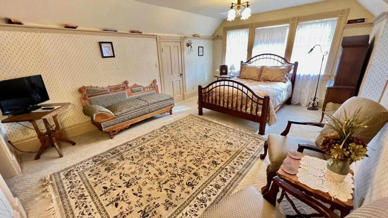 Bed in The Hancock House Bed & Breakfast Inn