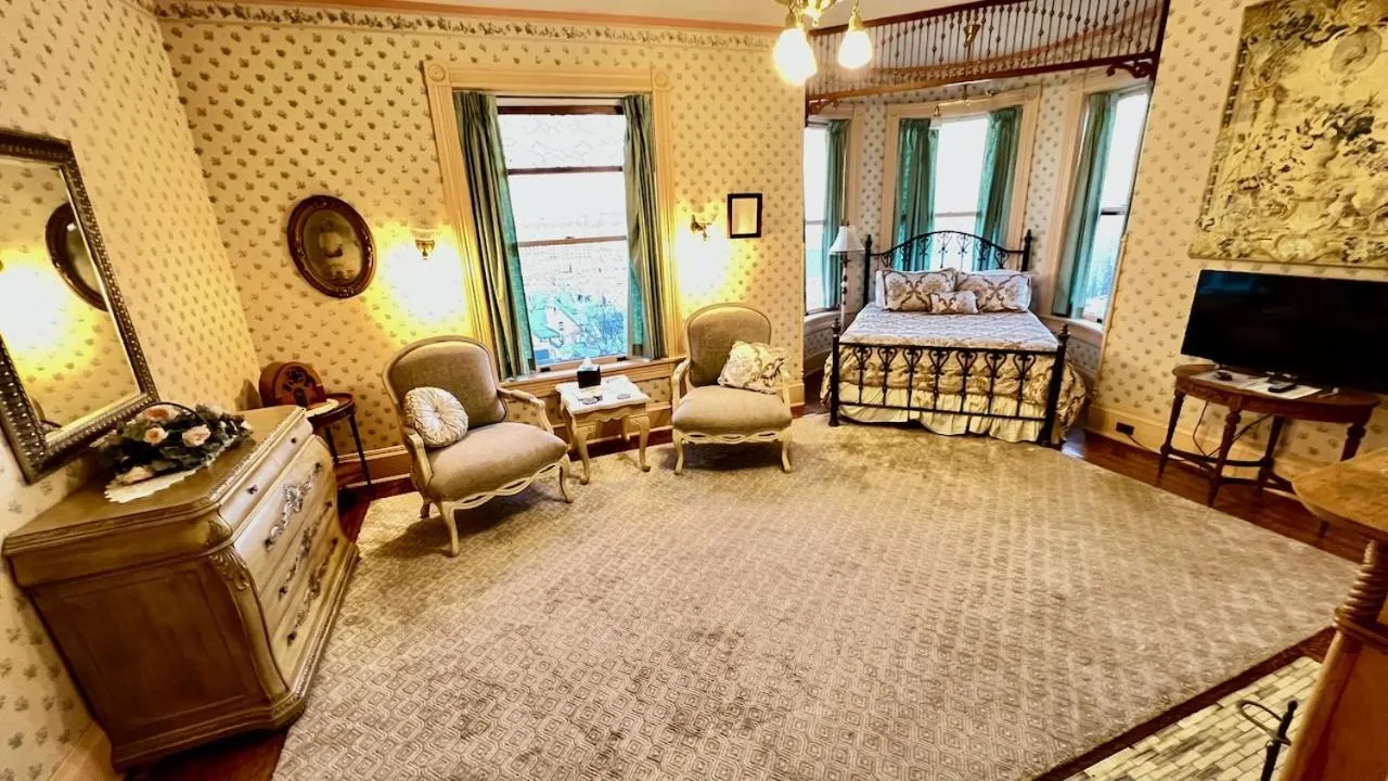 Bed in The Hancock House Bed & Breakfast Inn