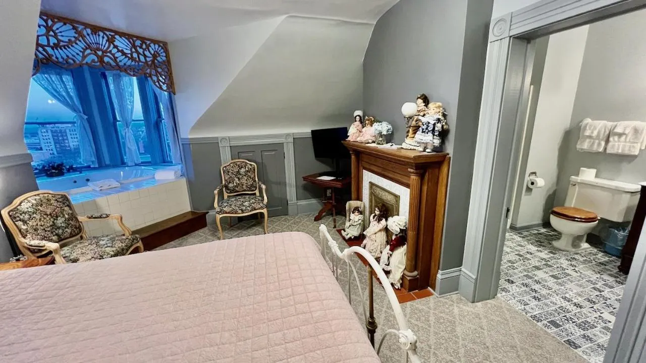 Bed in The Hancock House Bed & Breakfast Inn