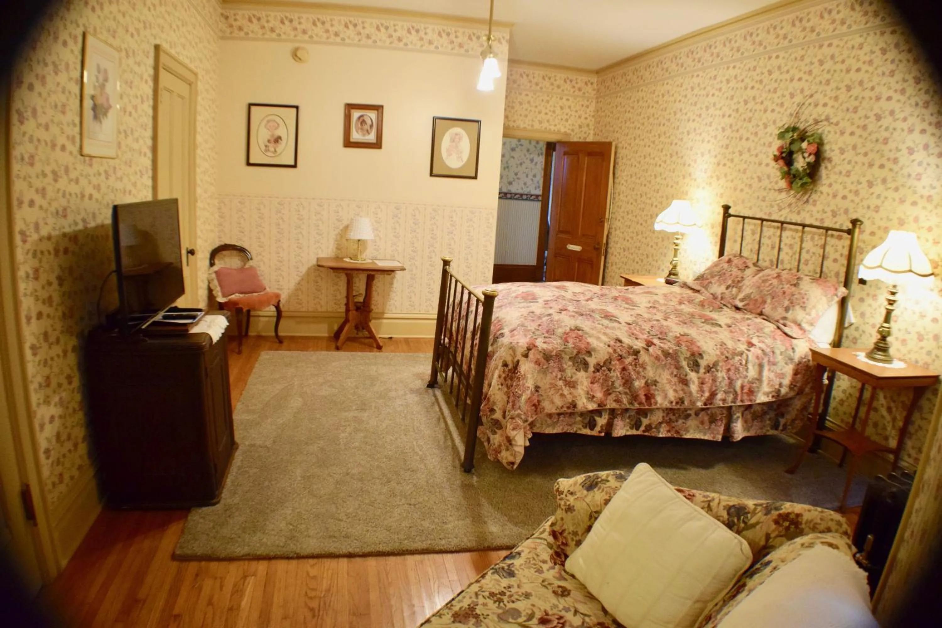Bed in The Hancock House Bed & Breakfast Inn