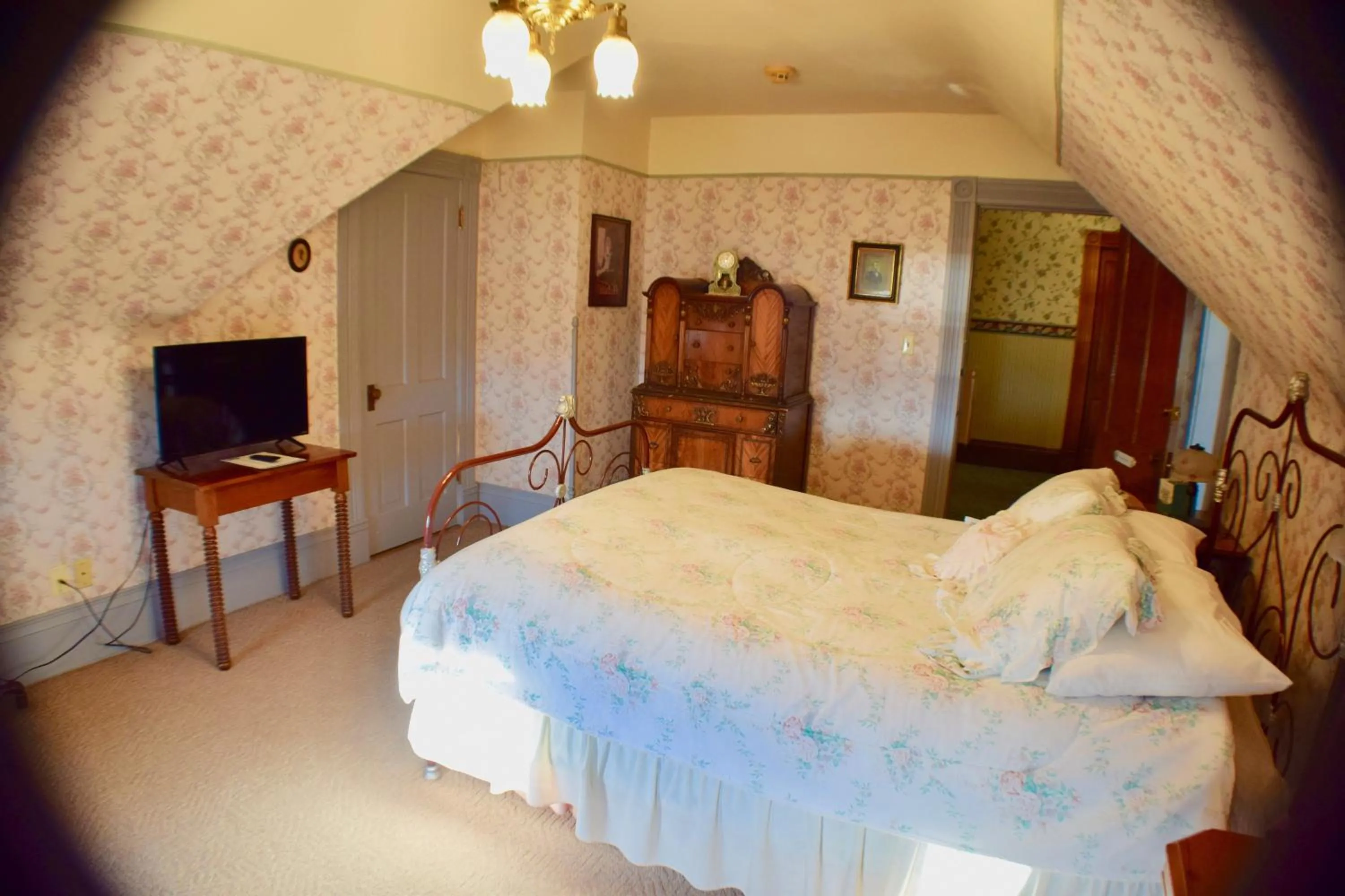 Bed in The Hancock House Bed & Breakfast Inn