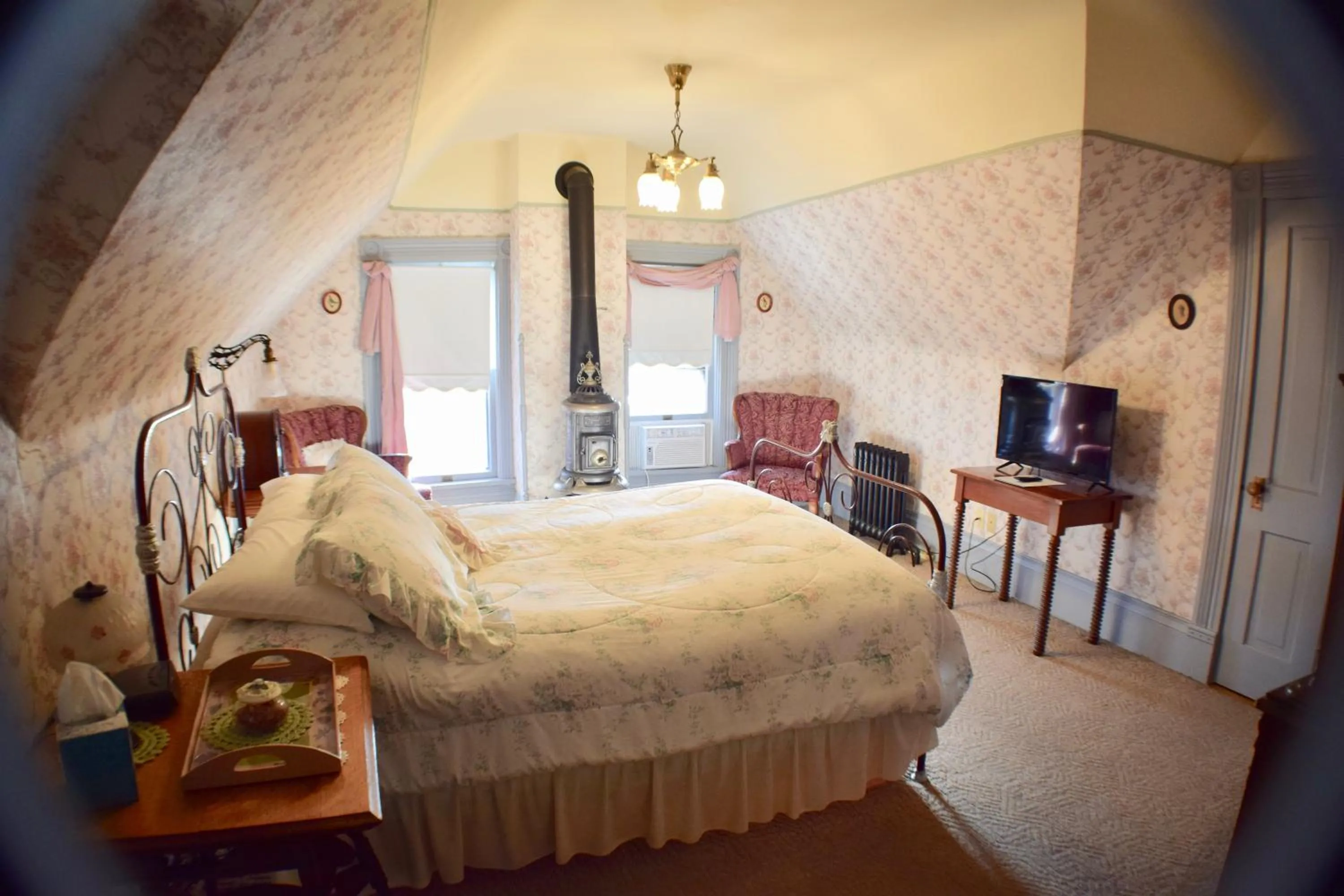 Bed in The Hancock House Bed & Breakfast Inn