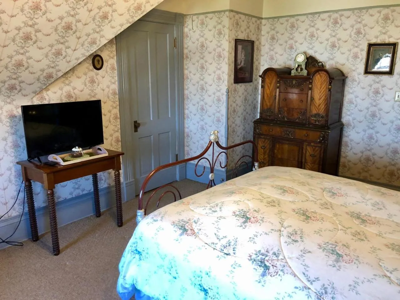 Bed in The Hancock House Bed & Breakfast Inn