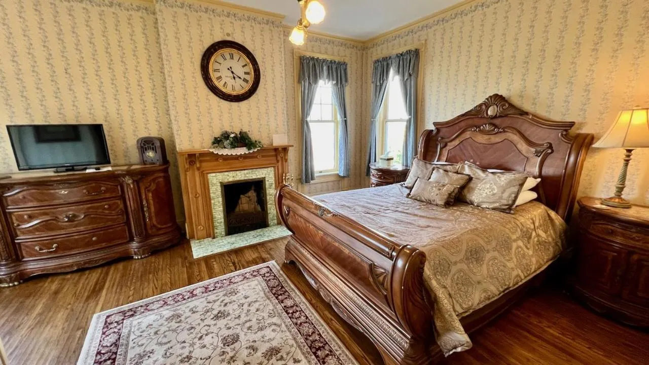 Bed in The Hancock House Bed & Breakfast Inn