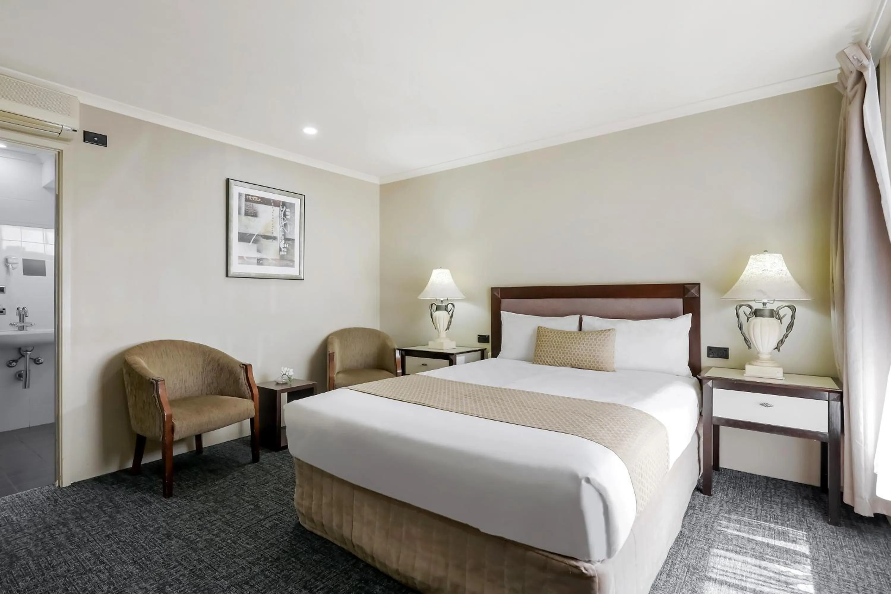 Bed in Comfort Inn On Raglan