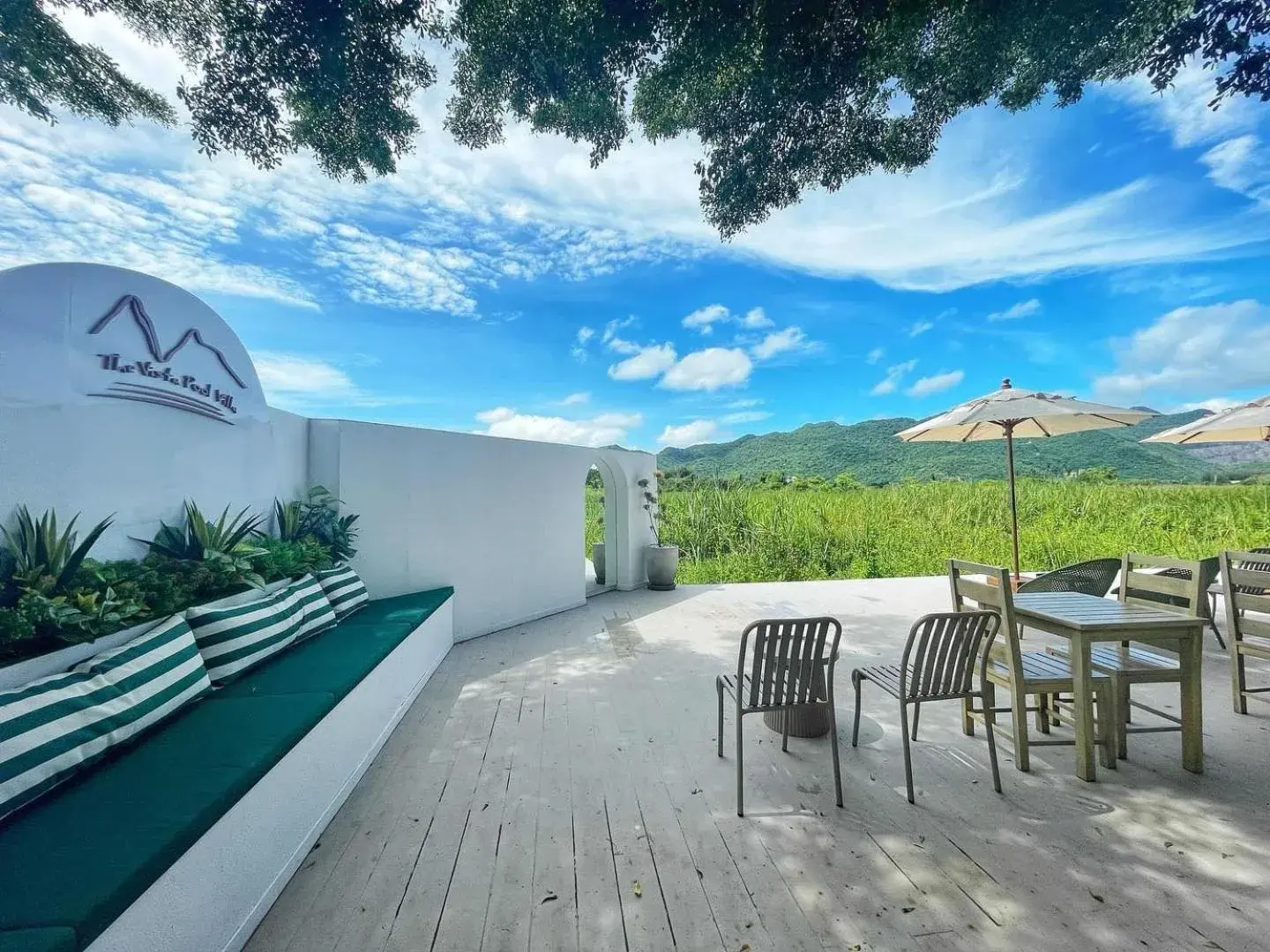 Restaurant/places to eat in The Vista Pool Villa Restaurant/places to eat in The Vista Pool Villa