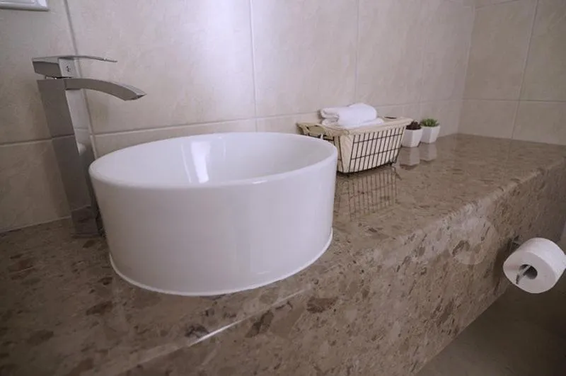 Toilet in Addison Motor Inn