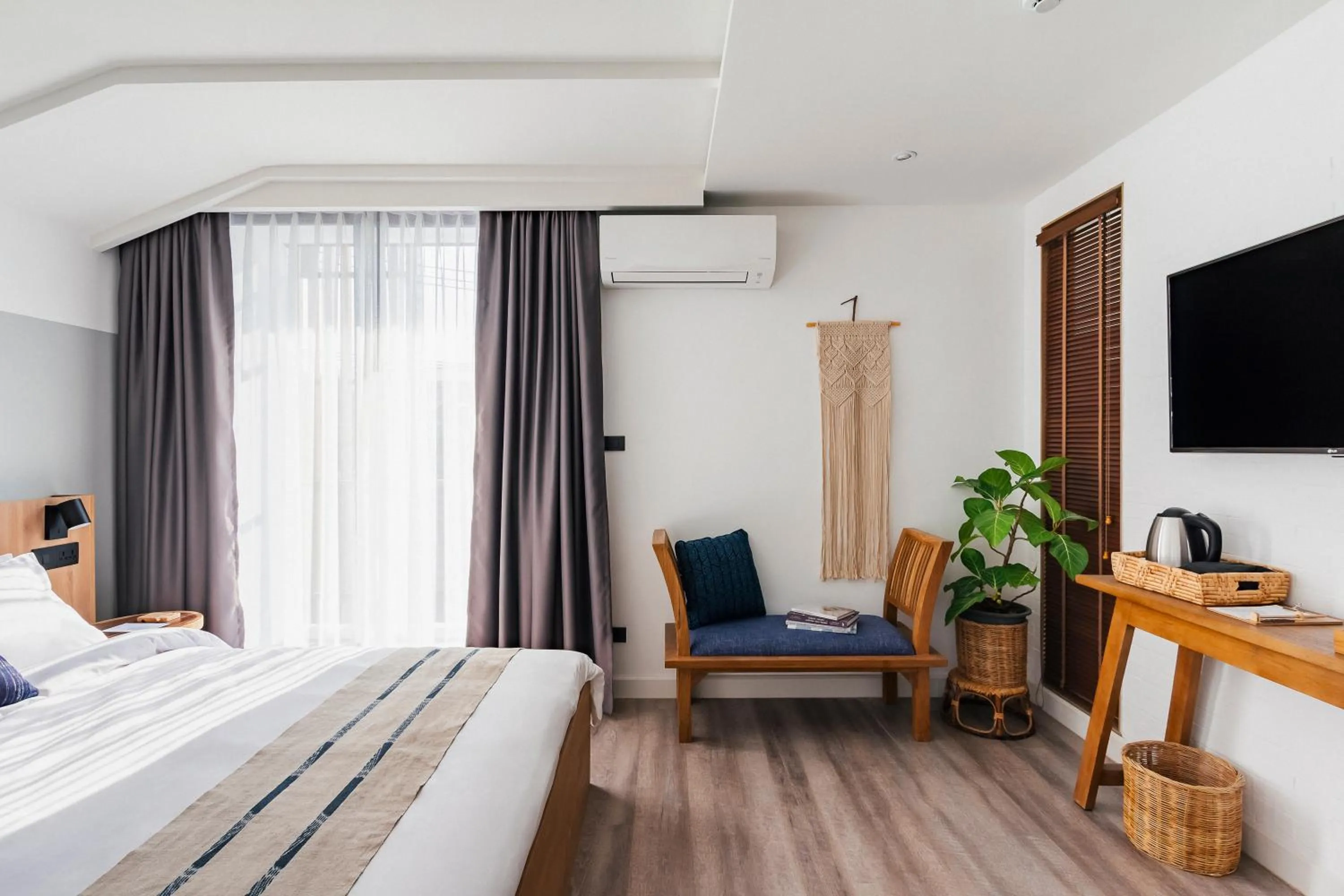 Seating area, Bed in HOMM Boutique Hotel