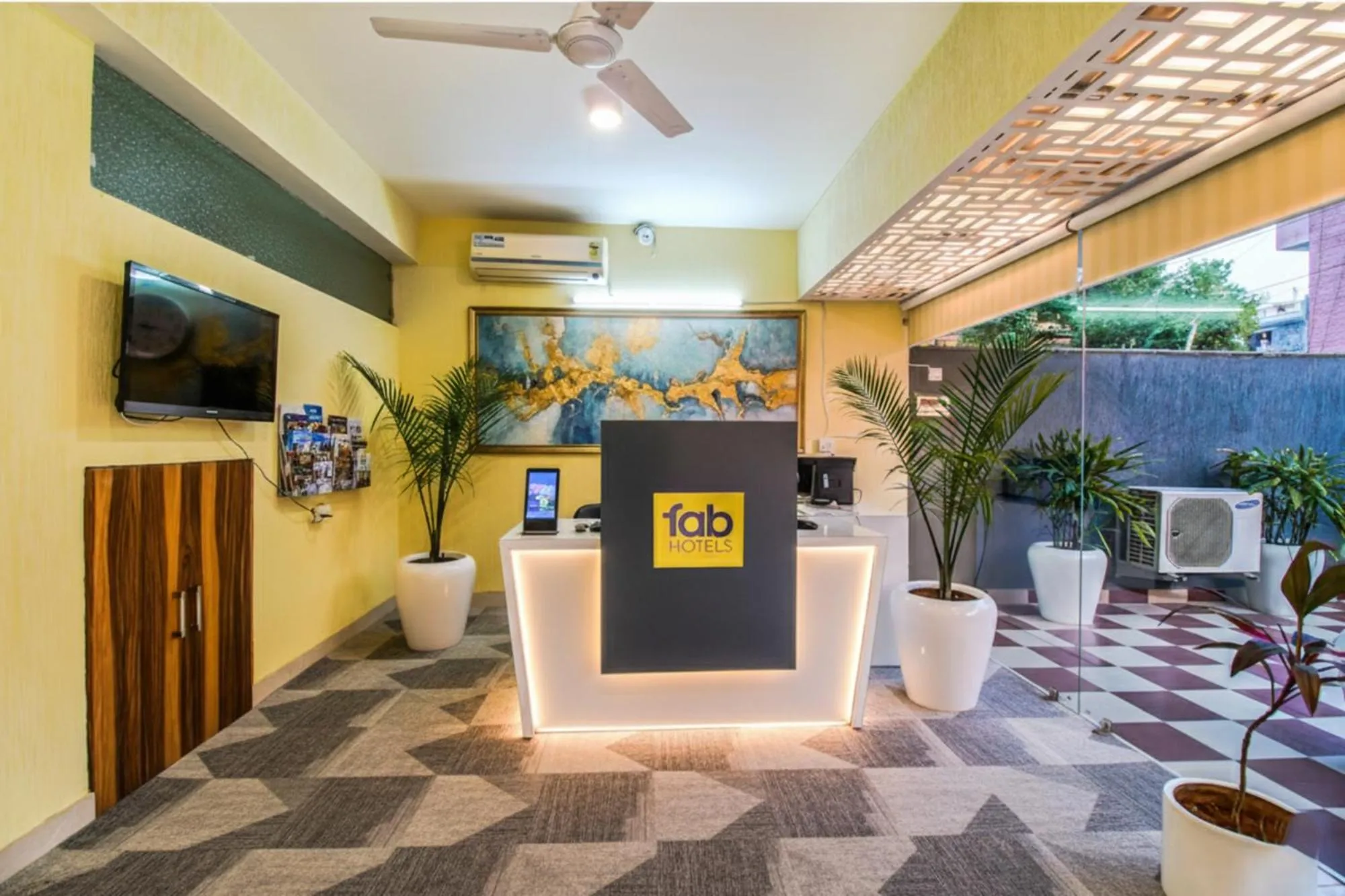 Lobby or reception in FabHotel Kiara- 400 meters from Medanta hospital