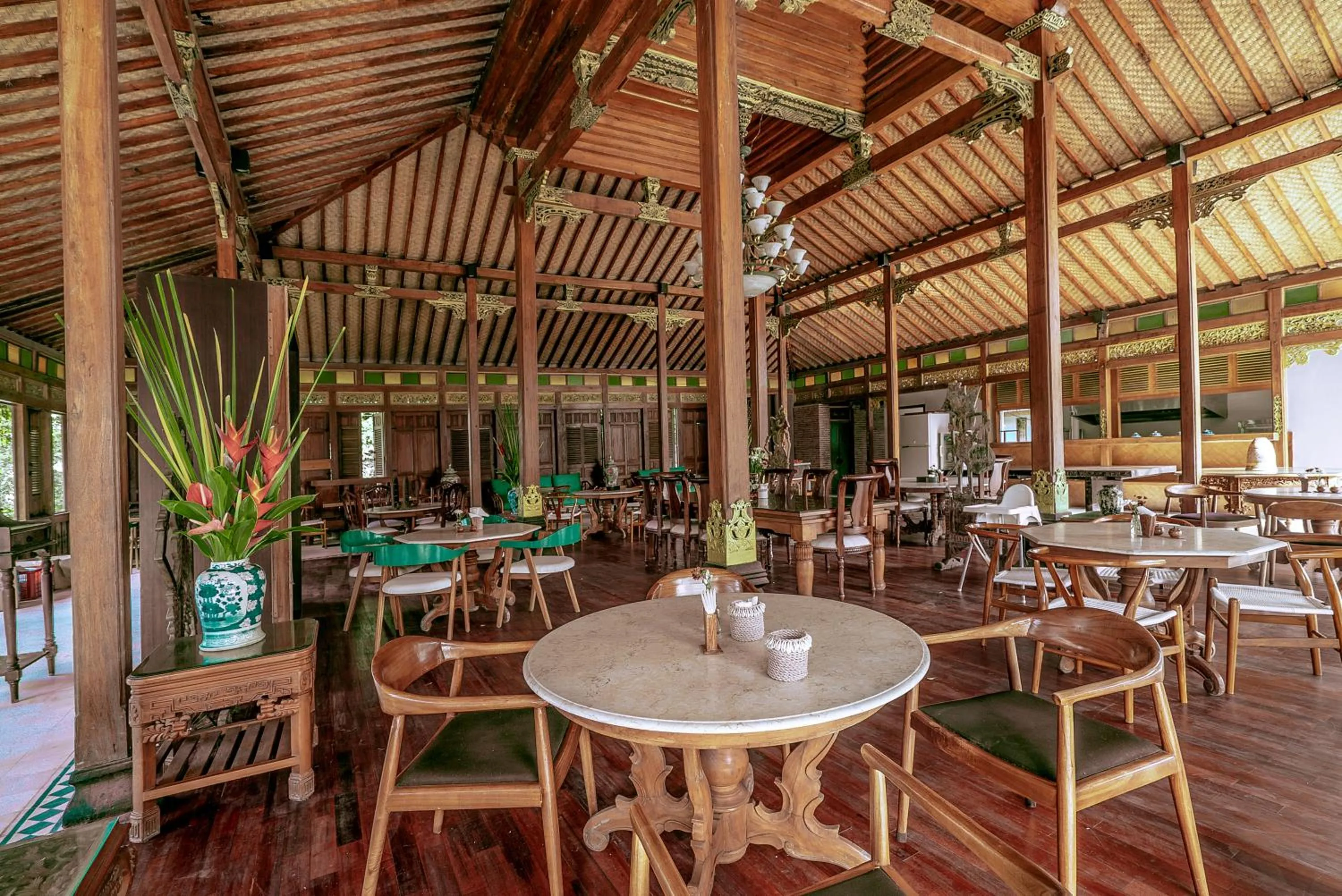 Restaurant/places to eat in Kashantee Village
