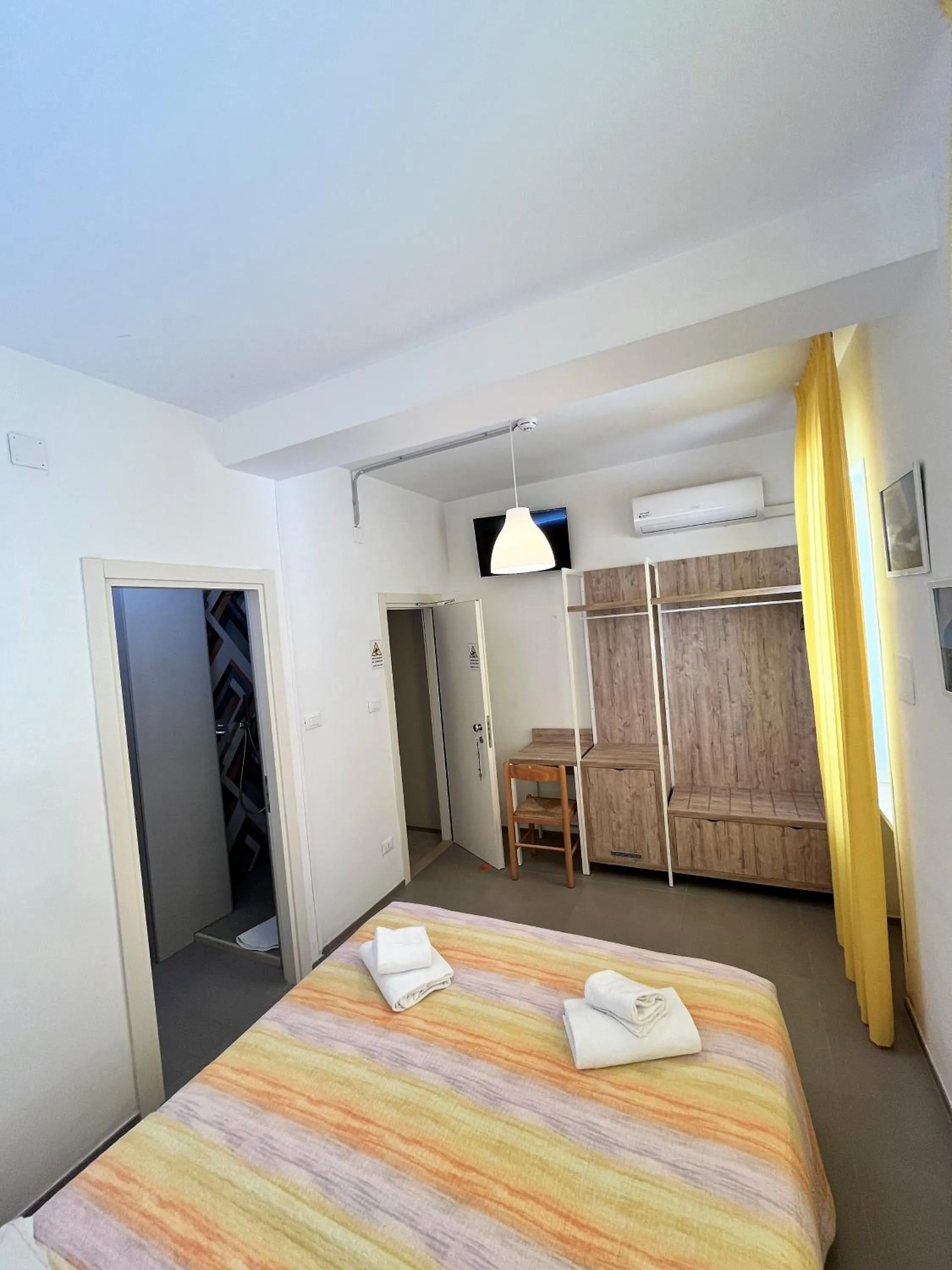 Shower, Bed in Hotel Lido Vieste
